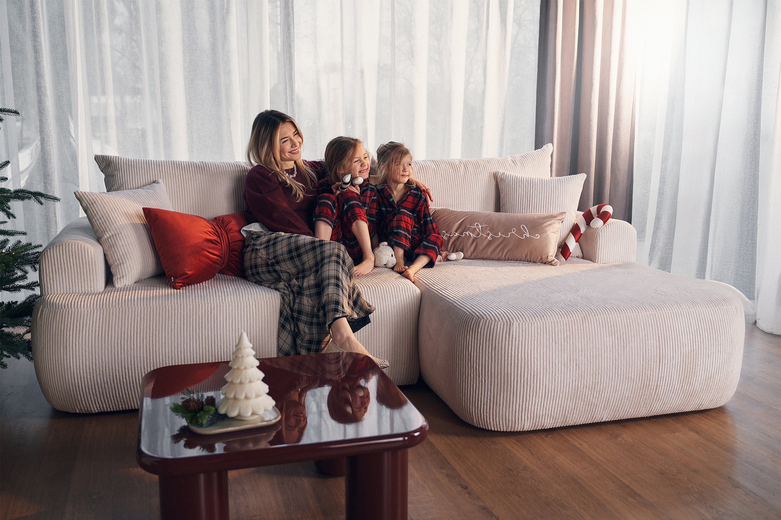 Ecksofa mit Schlaffunktion Ovo Cord, L-förmig, rechtsseitig, mit Stauraum, weißer Cordstoff