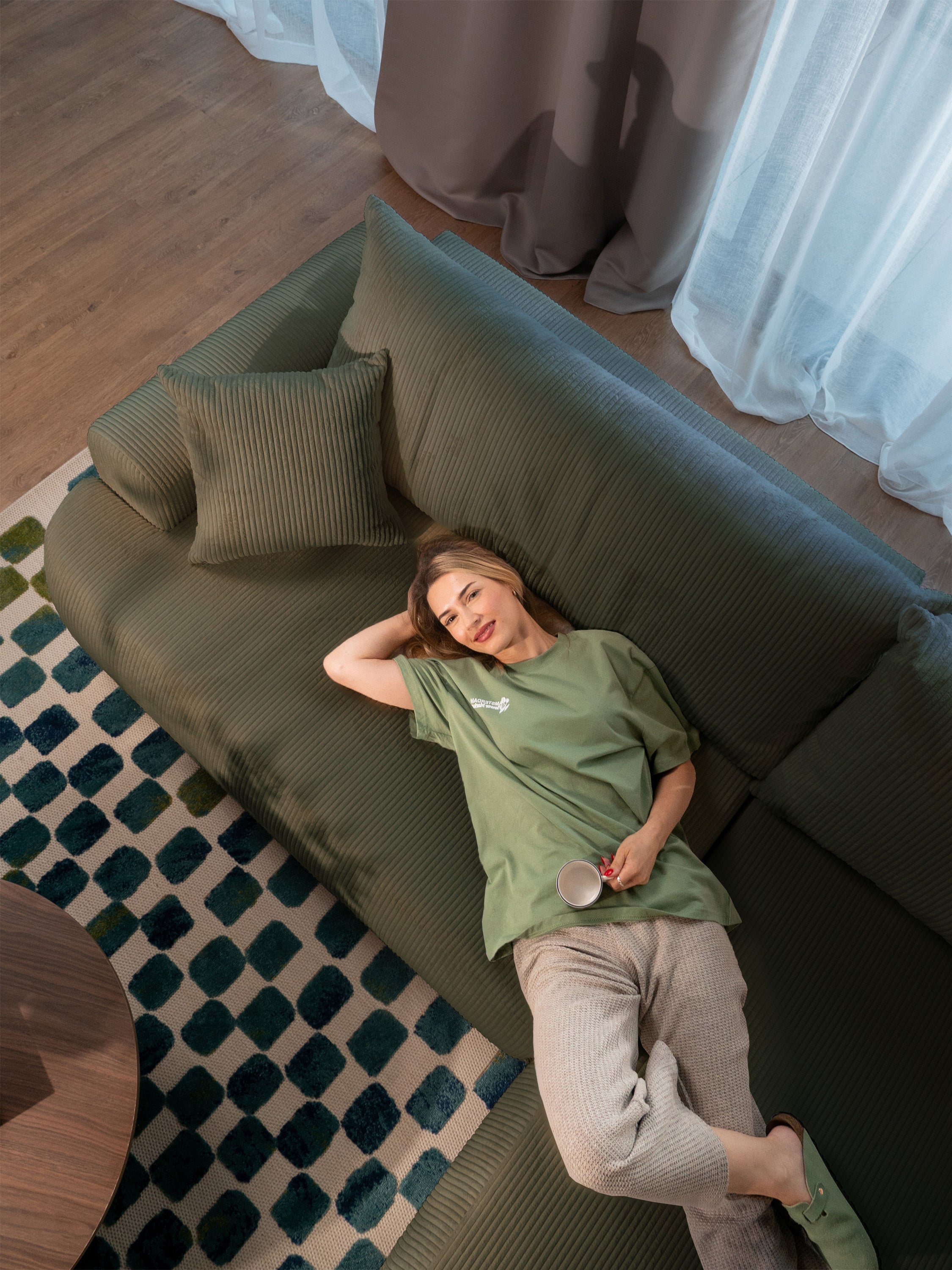 Ovo Cord Ecksofa mit Schlaffunktion, L-förmig, rechtsseitig, mit Stauraum, olivgrüner Cordstoff