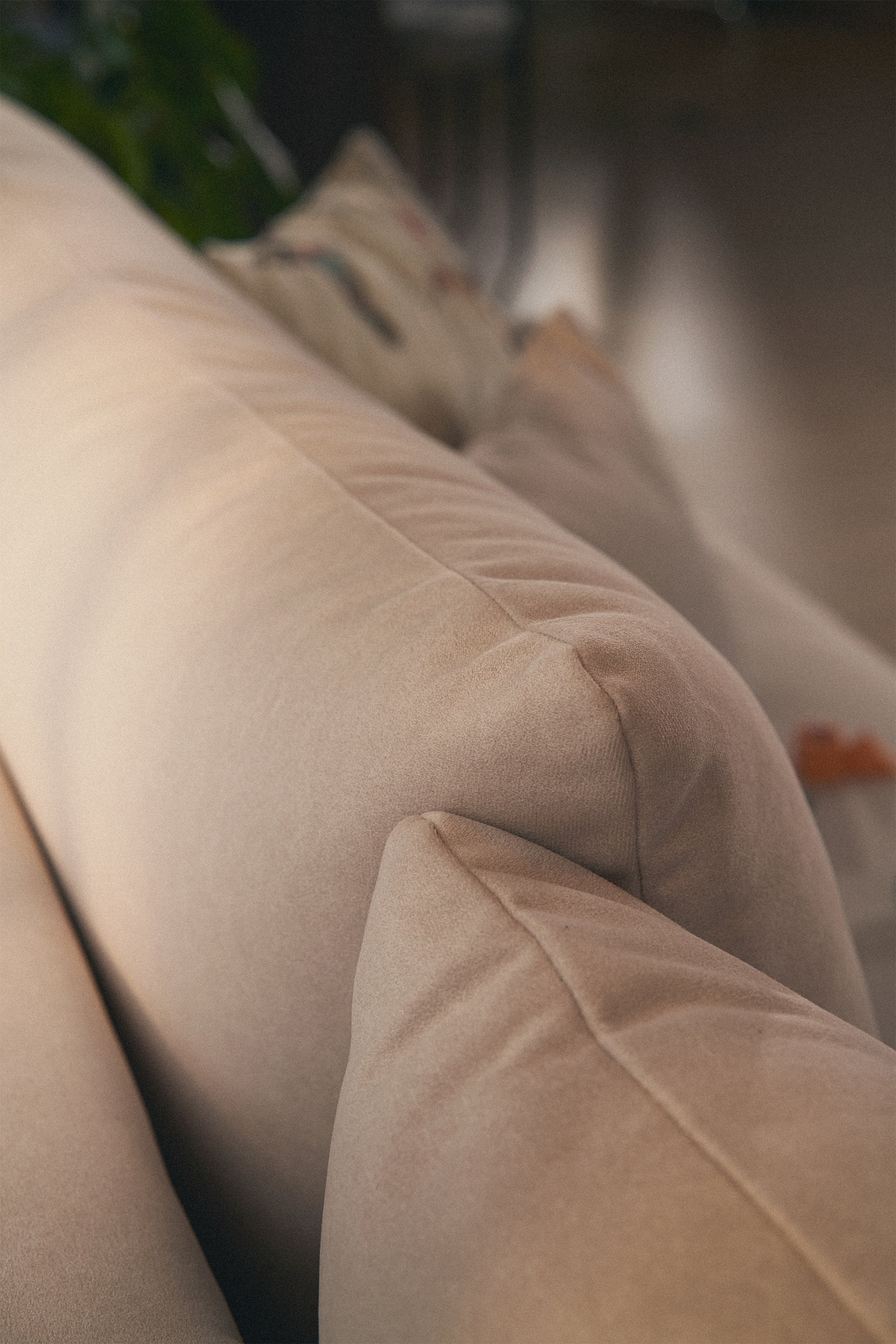 Ecksofa mit Schlaffunktion Ovo mini, L-Form, linksseitig, mit Stauraum, cremefarbener Velours, pflegeleicht