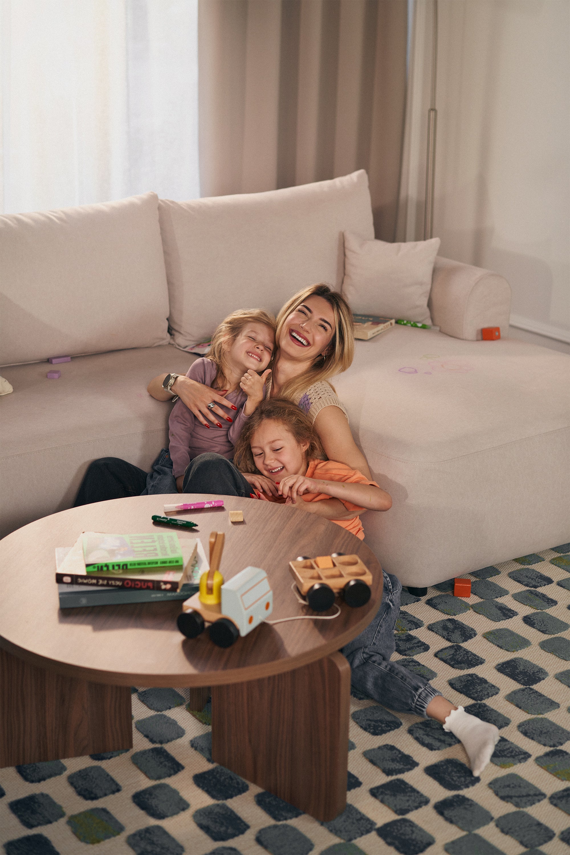 Ecksofa mit Schlaffunktion Ovo Mini, L-förmig, rechtsseitig, mit Stauraum, cremefarbener, pflegeleichter Samtbezug