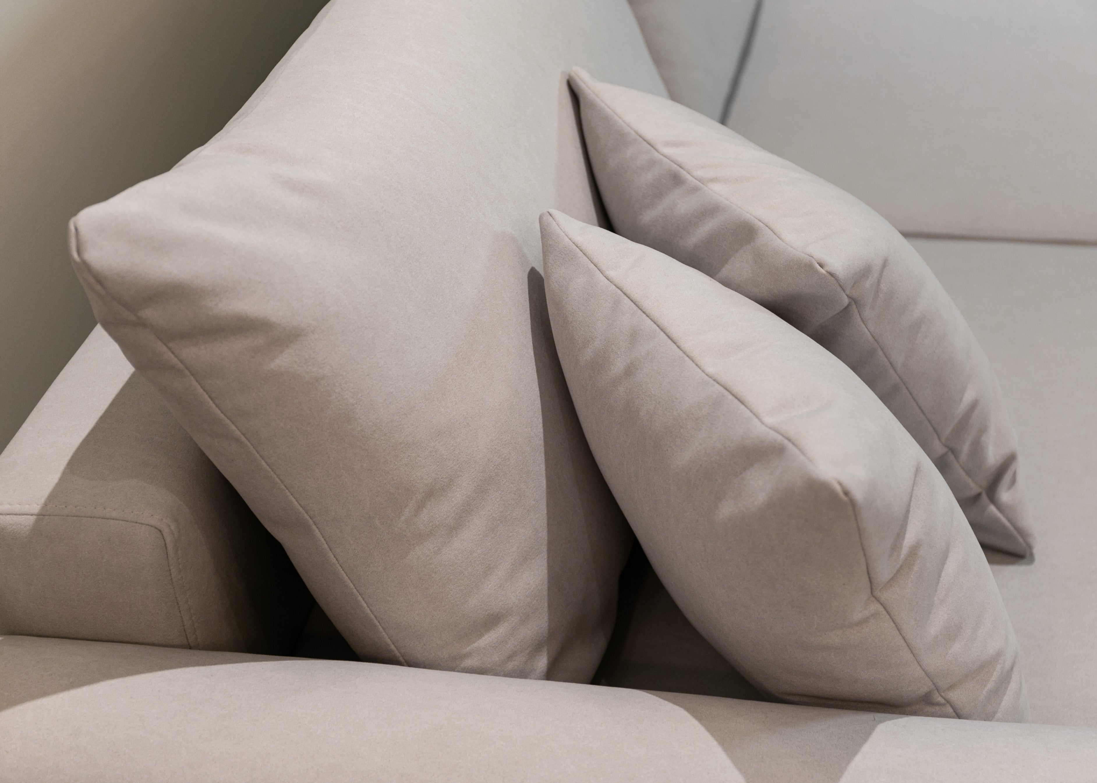 Ecksofa mit Schlaffunktion Ovo, L-förmig, cremefarbener Velours mit Stauraum, leicht zu reinigender Stoff, rechtsseitig