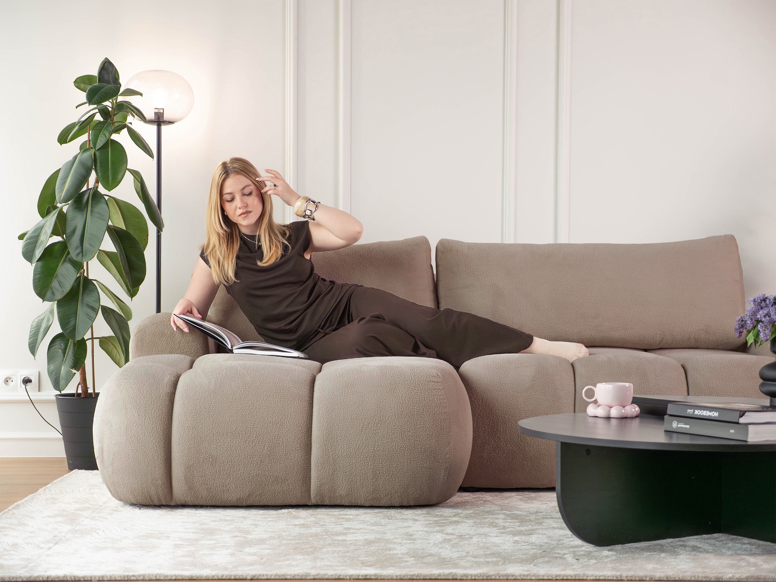 Ecksofa mit Schlaffunktion Ombo Mini, L-förmig, linksseitig, mit Stauraum, dunkelbeige Bouclé