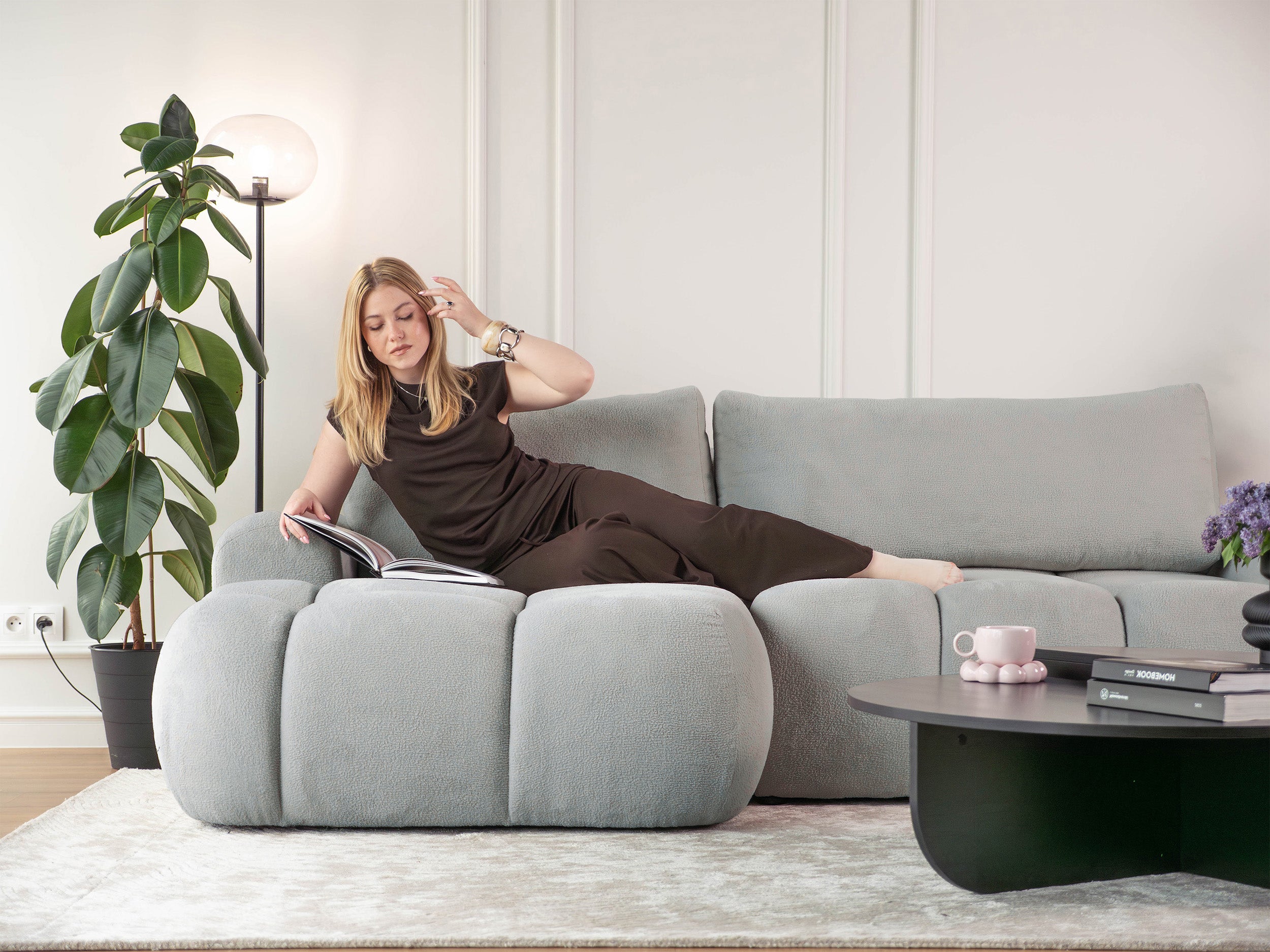 Ecksofa mit Schlaffunktion Ombo Mini, L-förmig, linksseitig, mit Stauraum, hellgrauer Bouclé-Stoff