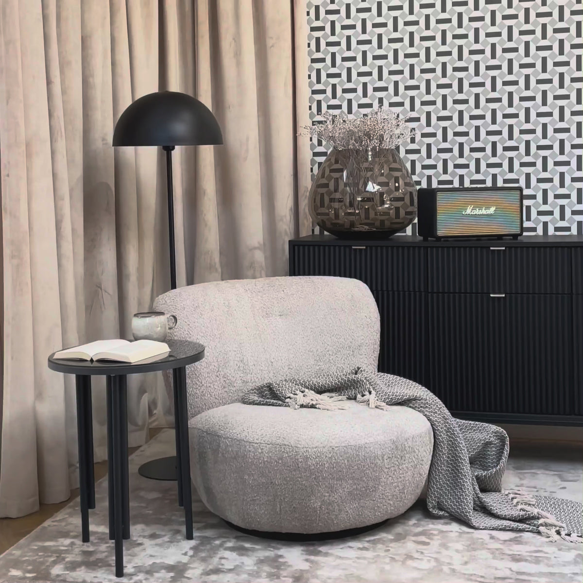 Charger la vidéo : Commode 3 portes Vellore 154 cm noire avec façades rainurées et poignées dorées