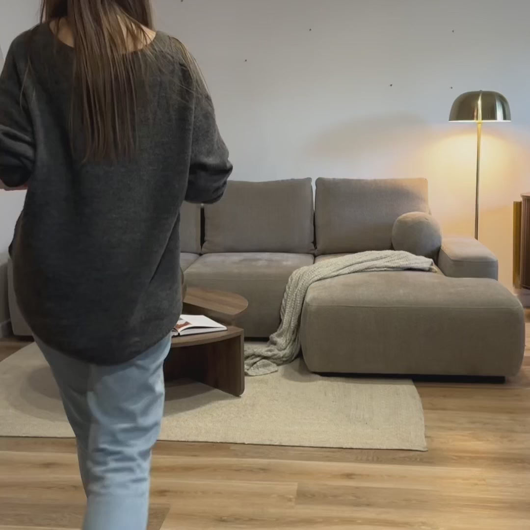 Video laden: Ecksofa mit Schlafunktion Carnos L-förmig mit Ball, einzelne Kissen, schwarzer hydrophober Chenille, linksseitig