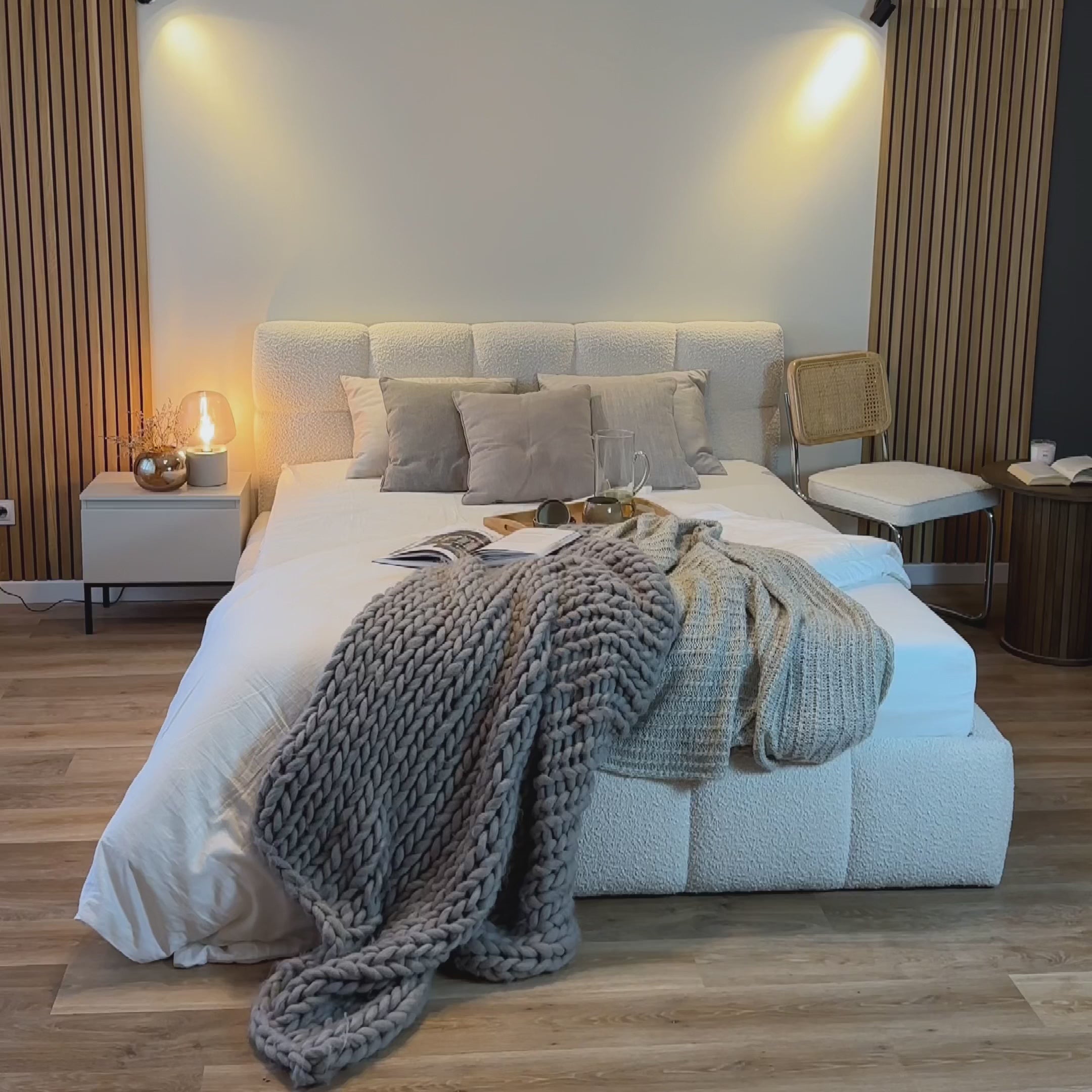 Video laden: Gepolstertes Bett 140x200 cm Cloudy mit Stauraum, grauer Bouclé-Stoff