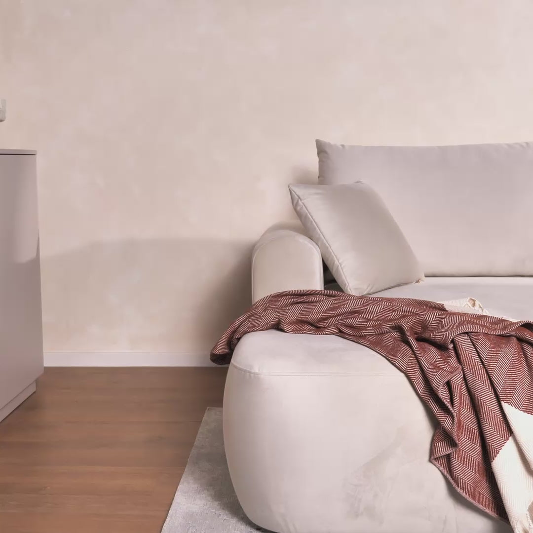 Video laden: Ecksofa mit Schlaffunktion Ovo L-förmig, cremefarbener Samt mit Stauraum, leicht zu reinigender Stoff, linksseitig