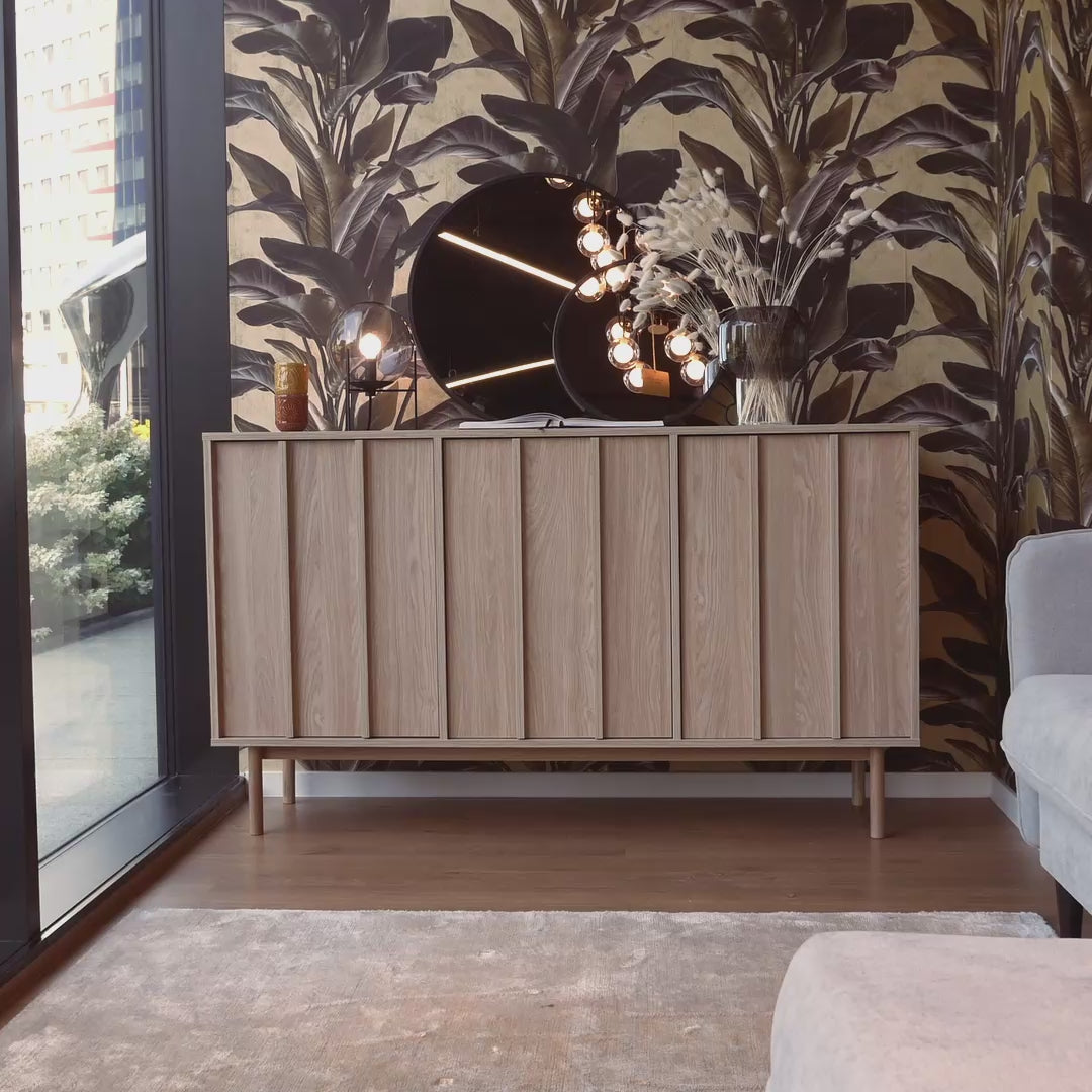 Video laden: Drehtür-Kommode Neksto 150 cm geölte Eiche