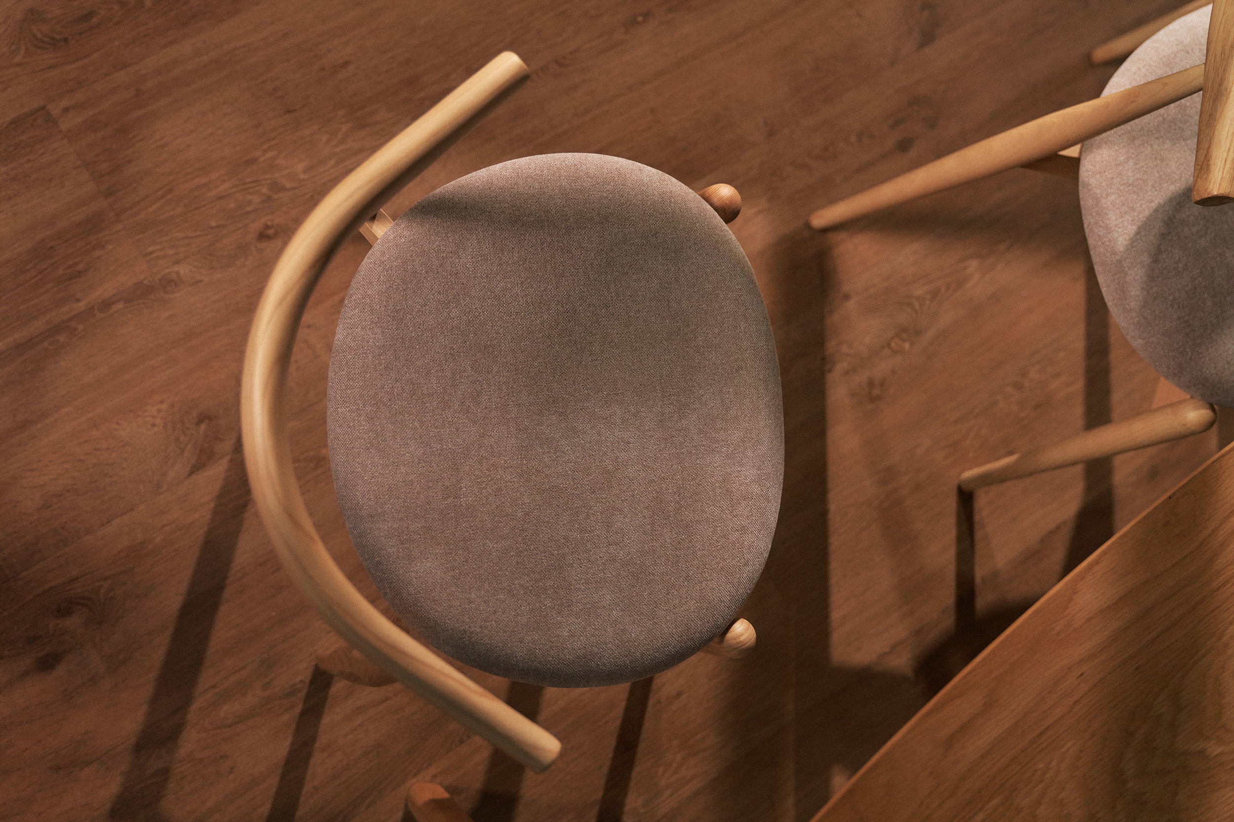 Holzstuhl für das Esszimmer Perally mit pflegeleichtem Stoff in beige Chenille/natürliche Eiche