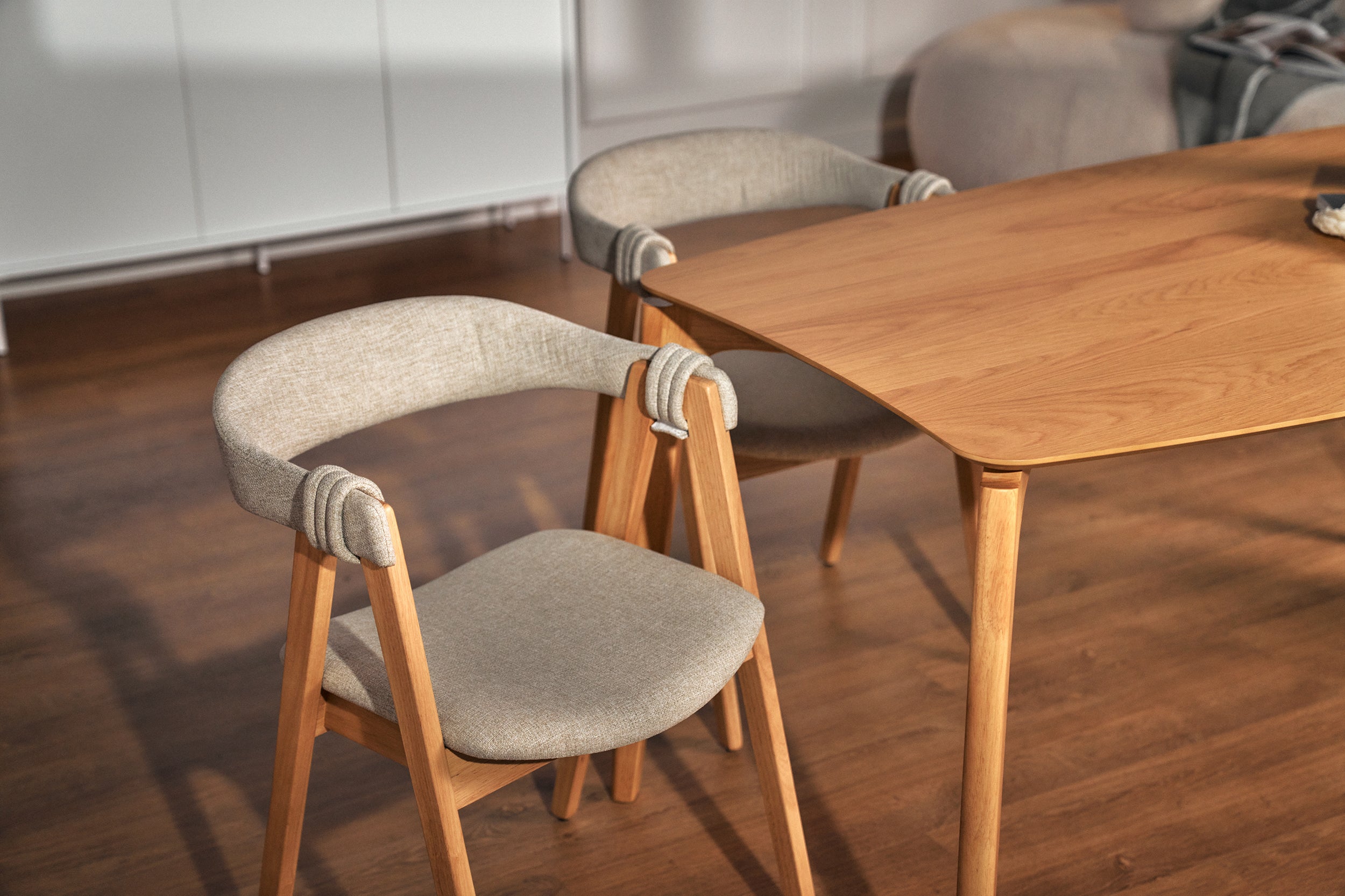 Holzstuhl für das Esszimmer Inneles in natürlicher Eiche/beige