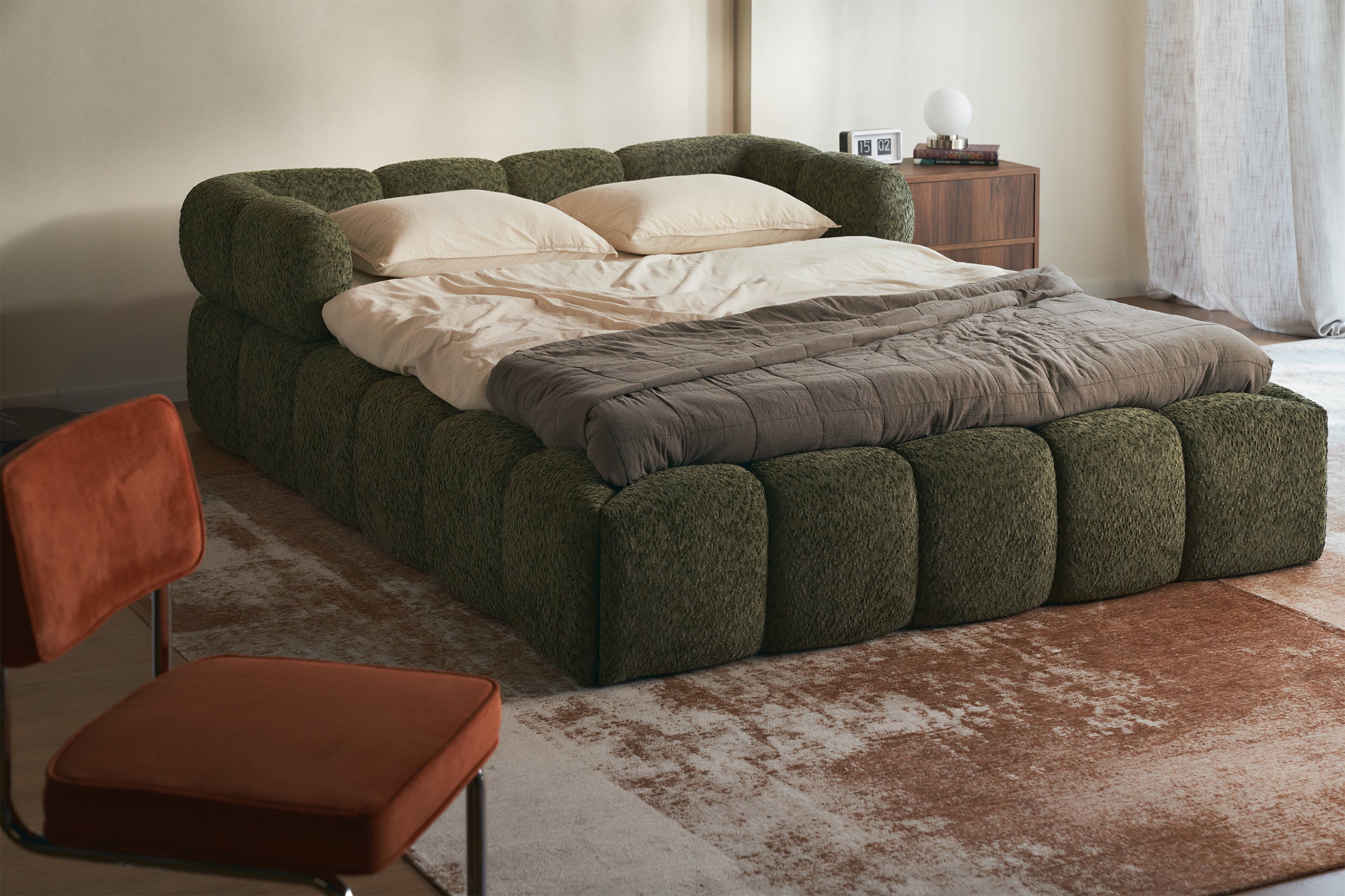 Upholstered bed 180x200 cm Stormi mit rollbarem Lattenrost, grüner Chenille