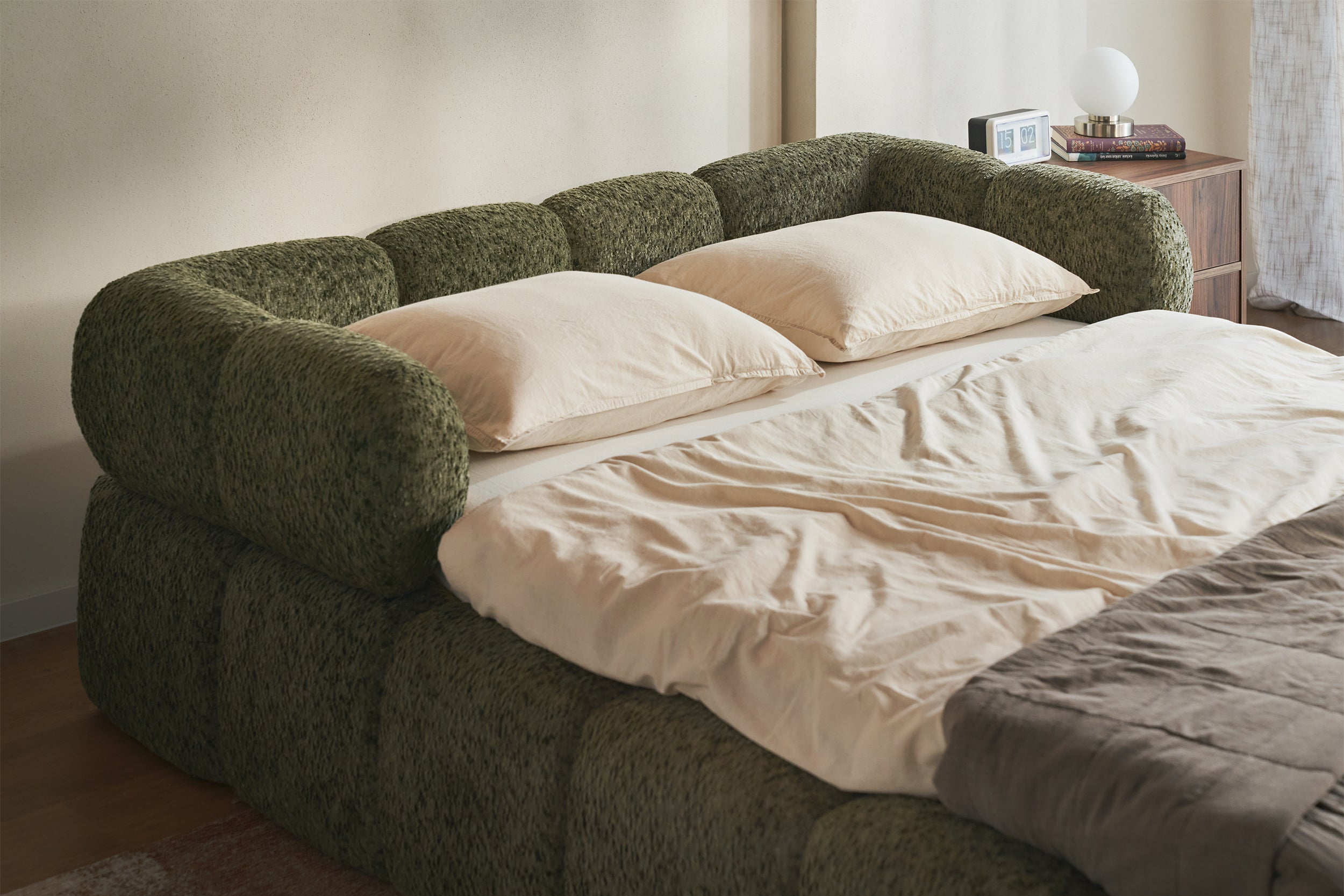 Upholstered bed 180x200 cm Stormi mit rollbarem Lattenrost, grüner Chenille