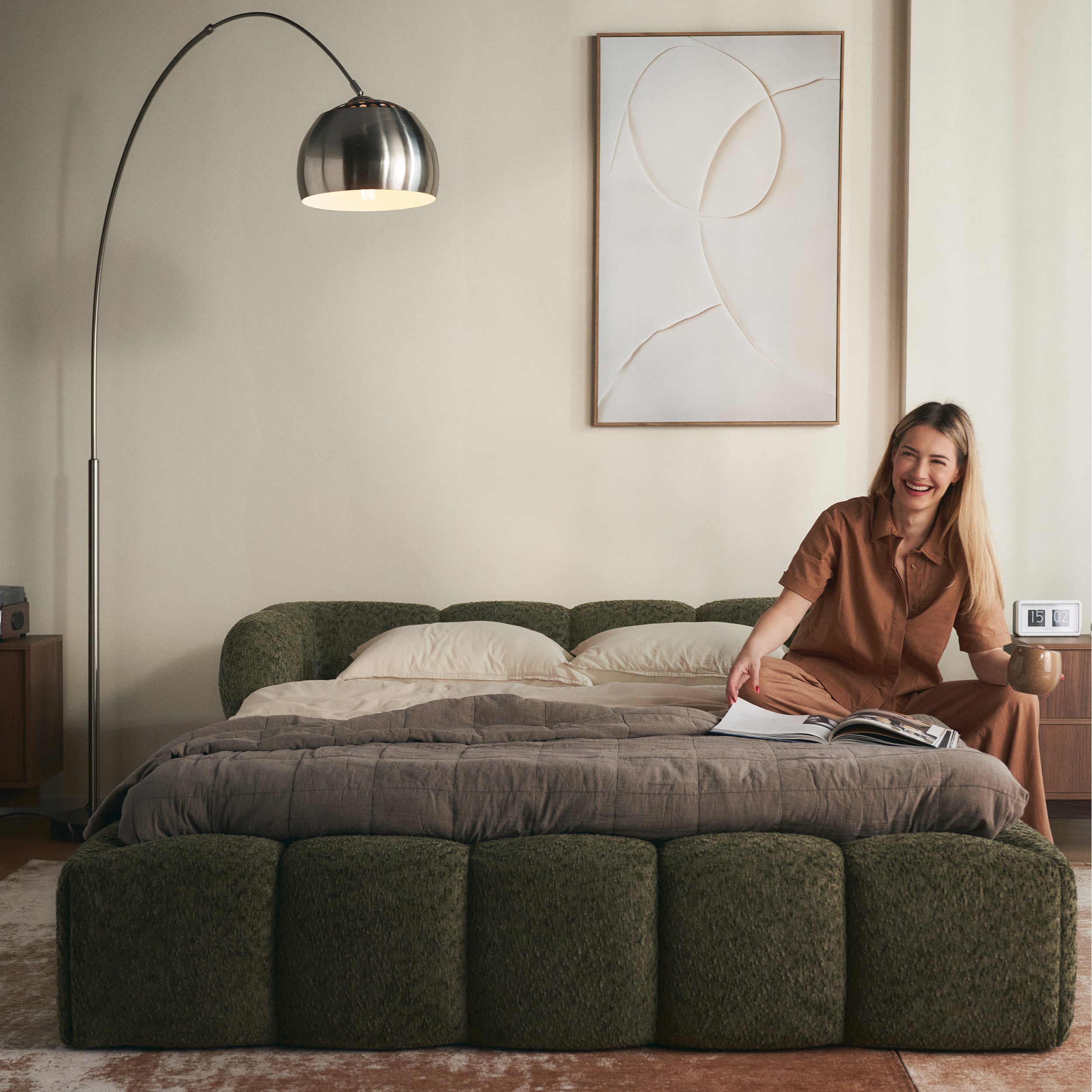 Upholstered bed 180x200 cm Stormi mit rollbarem Lattenrost, grüner Chenille