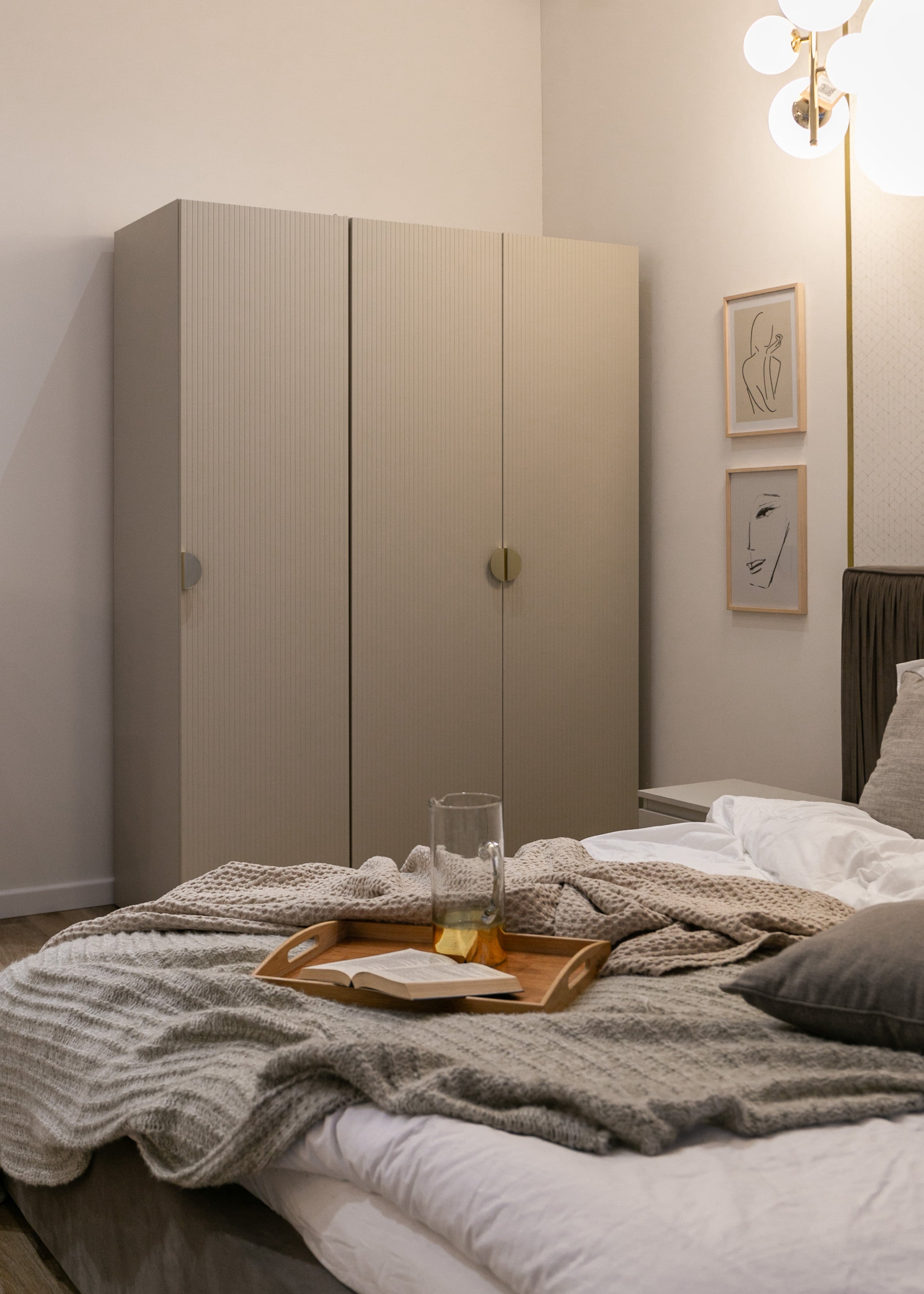 Drehtürenschrank Moonir mit Kleiderstange und Regalen, 150 cm, Grau-Beige