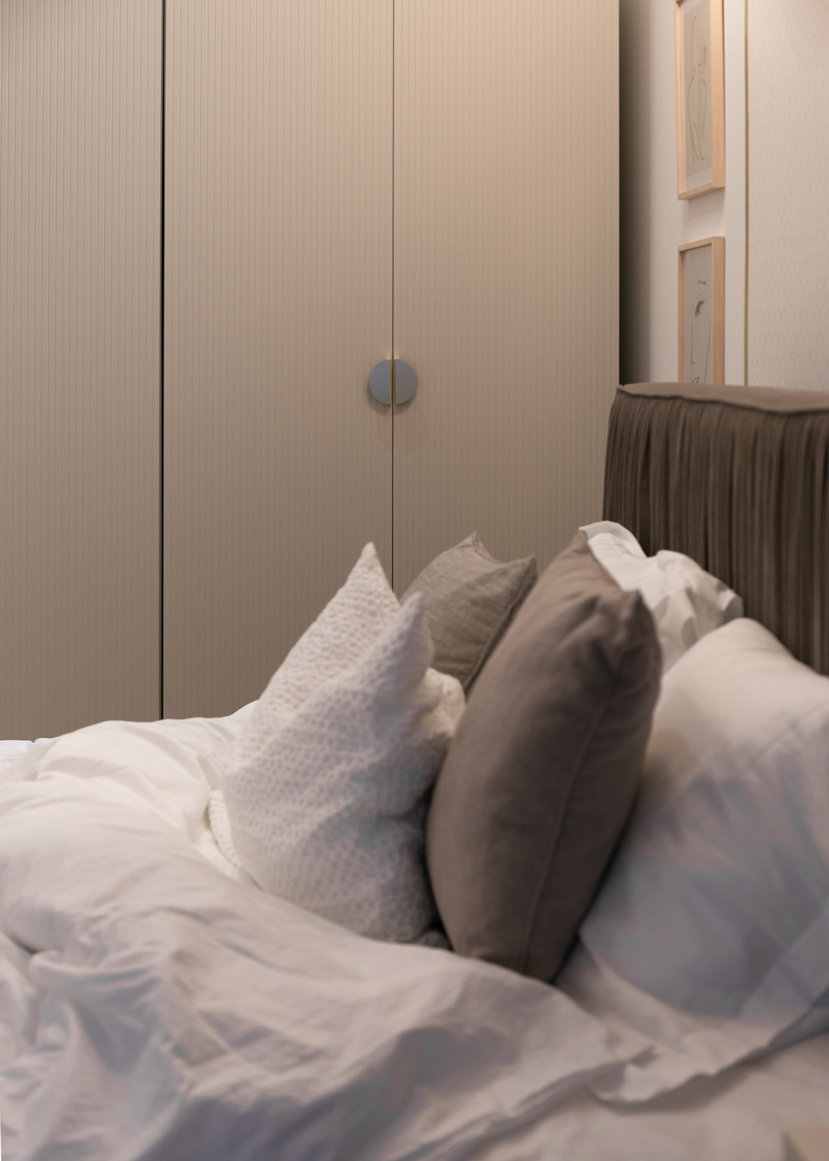 Drehtürenschrank Moonir mit Kleiderstange und Regalen, 150 cm, Grau-Beige