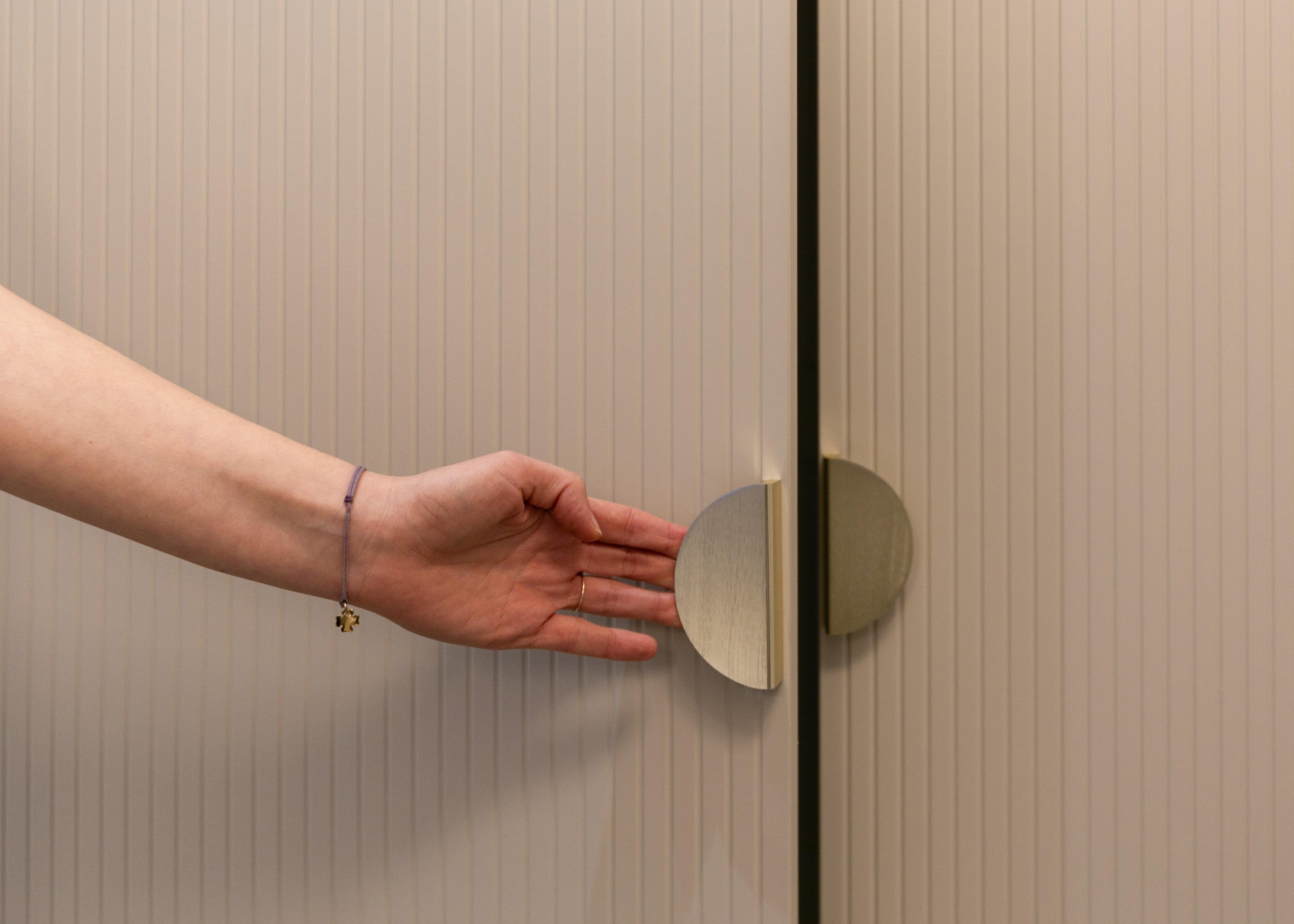 Drehtürenschrank Moonir mit Kleiderstange und Regalen, 150 cm, Grau-Beige