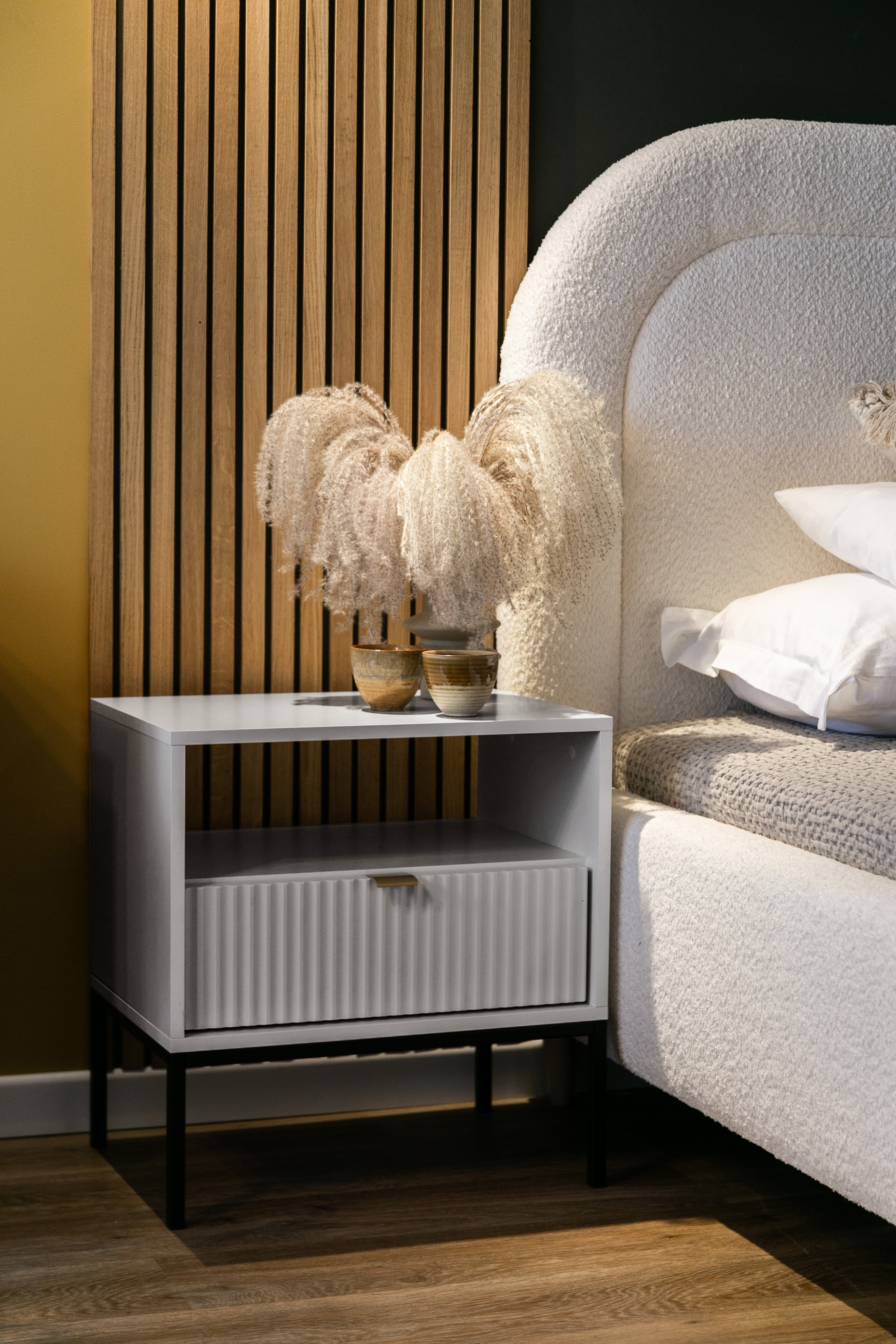 Nachttisch Vellore 54 cm grau mit geriffelter Front und goldenem Griff