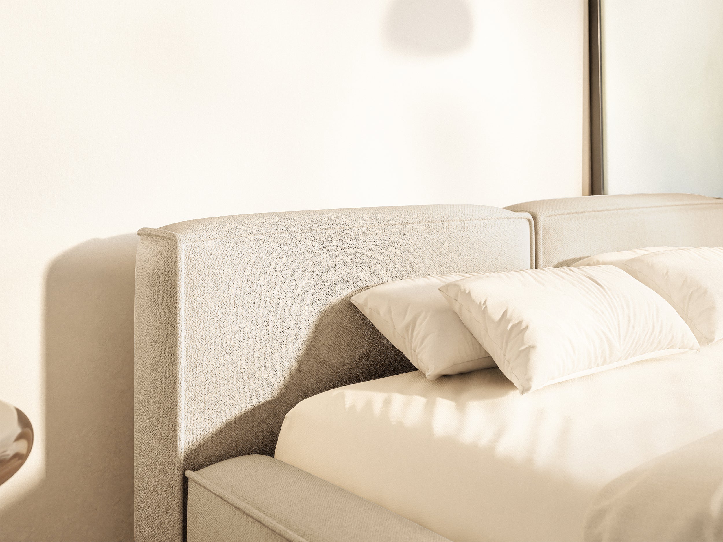 Gepolstertes Bett 200x200 cm Tilves Slim Low mit Stauraum, Metallrahmen, hellbeiger Chenille