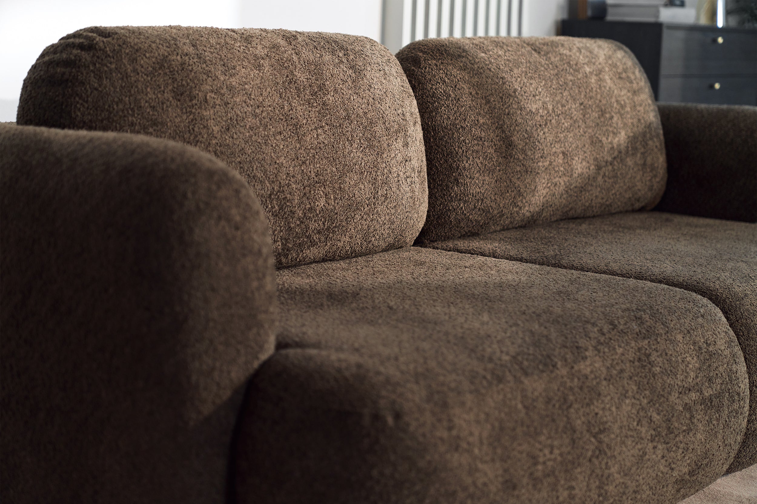 Dreisitziges ausklappbares Sofa Tvoya in braunem Bouclé