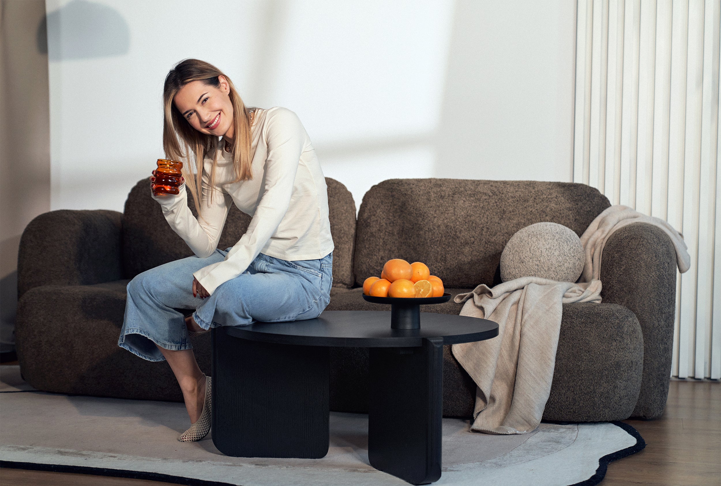 Dreisitziges ausklappbares Sofa Tvoya in braunem Bouclé