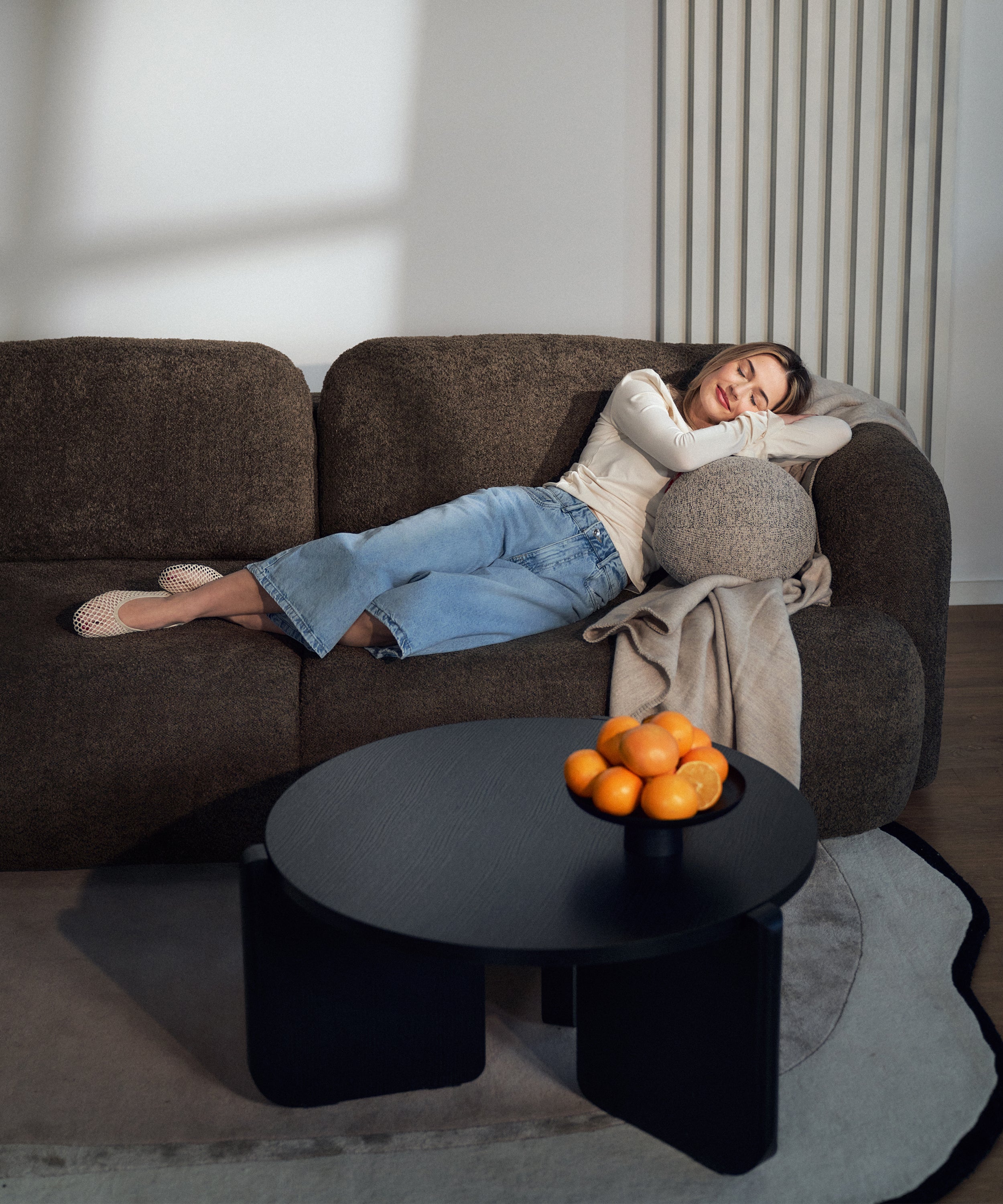 Dreisitziges ausklappbares Sofa Tvoya in braunem Bouclé
