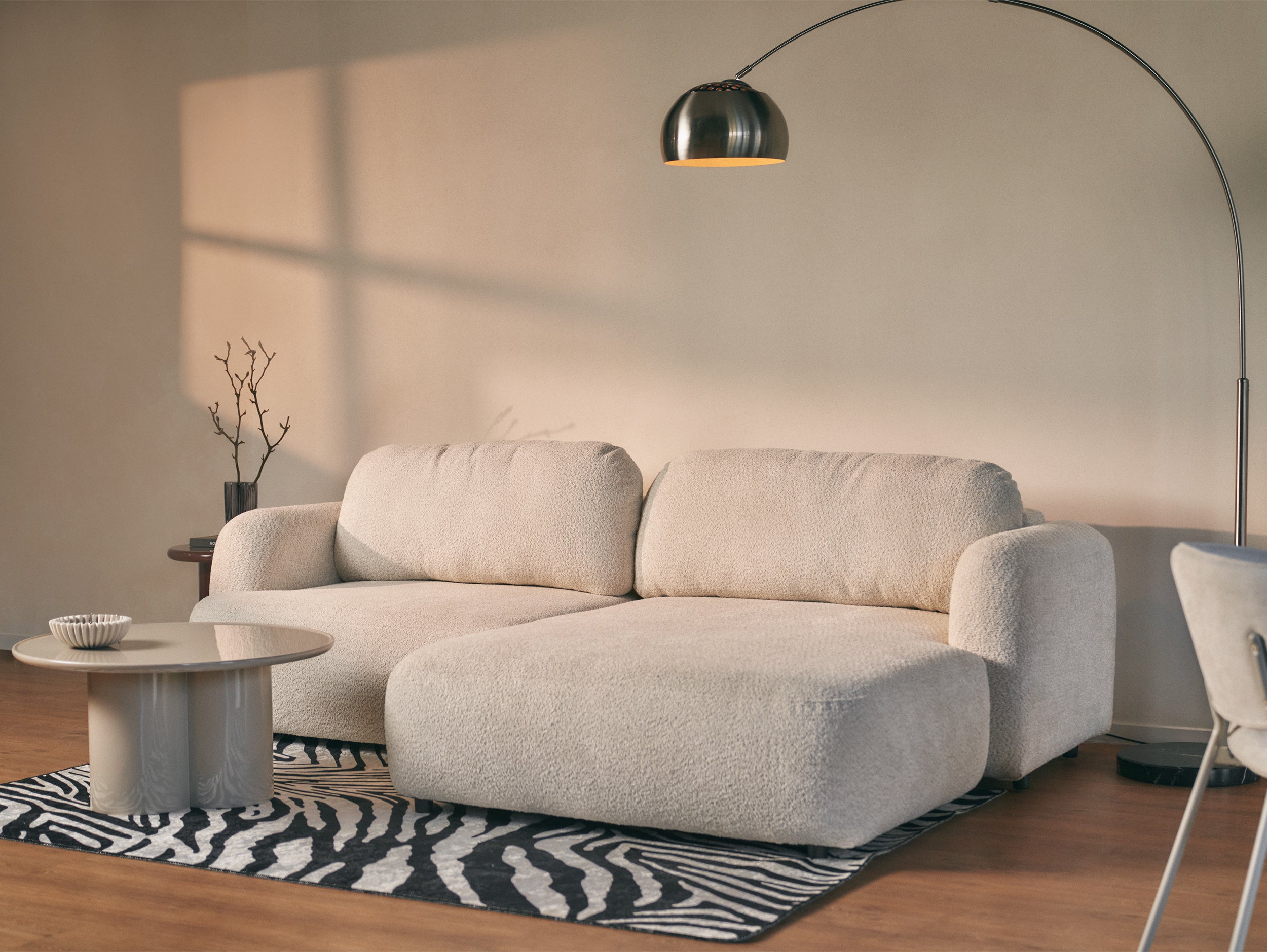 Ecksofa mit Schlaffunktion Tvoya, L-förmig, rechtsseitig, hellbeige Bouclé