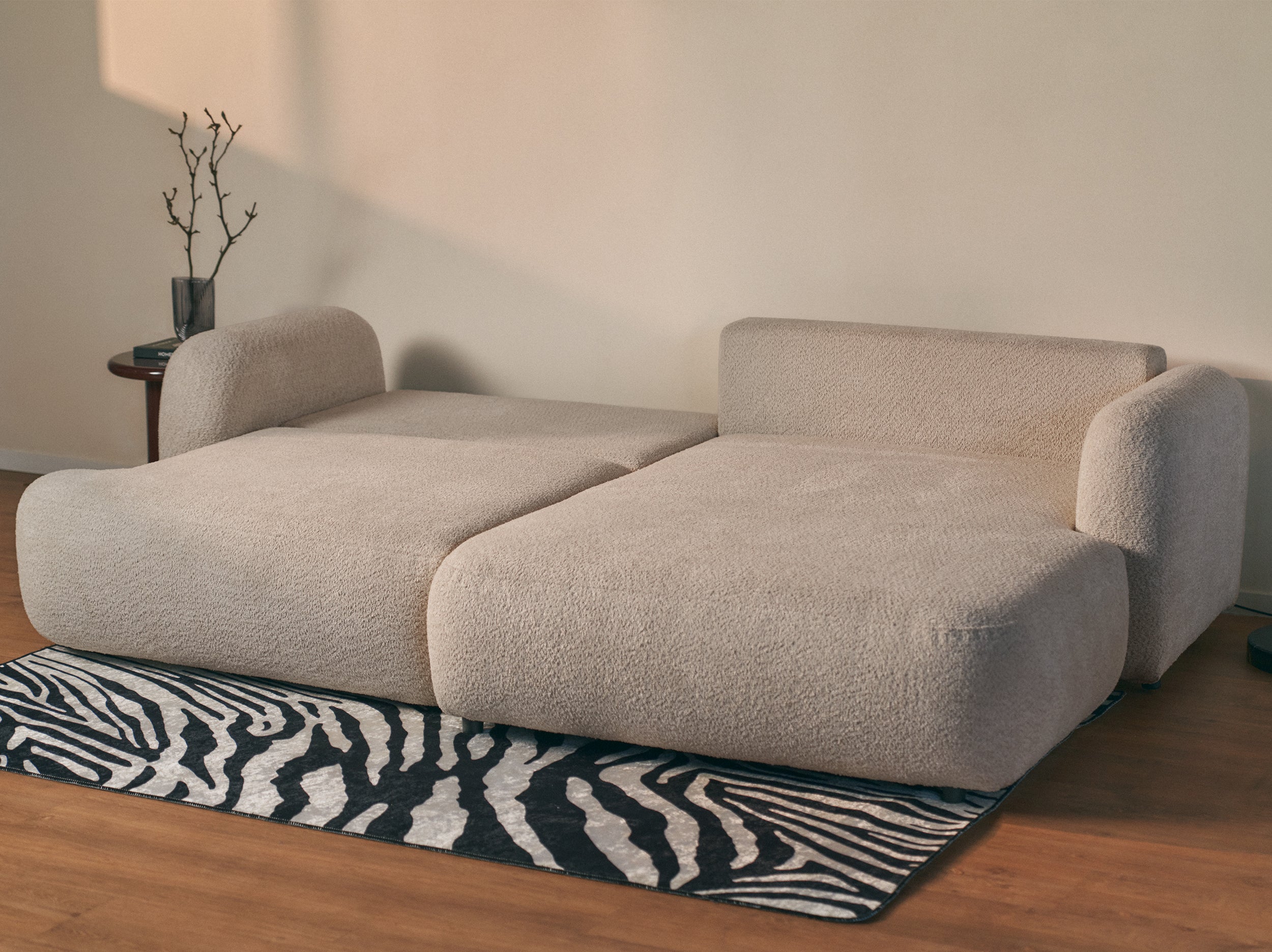Ecksofa mit Schlaffunktion Tvoya L-förmig, rechtsseitig, grau-beiges Bouclé