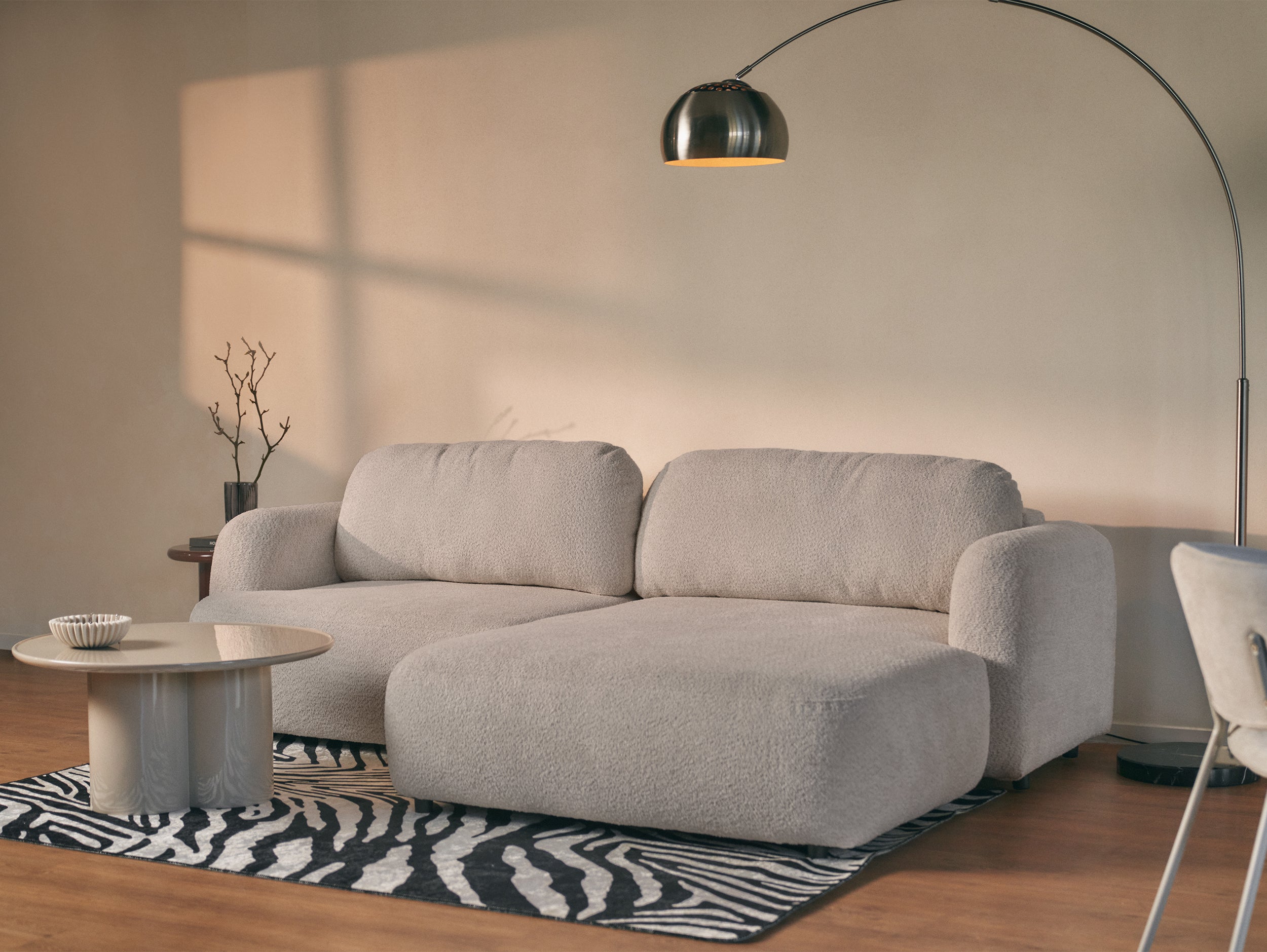 Ecksofa mit Schlaffunktion Tvoya L-förmig, rechtsseitig, grau-beiges Bouclé