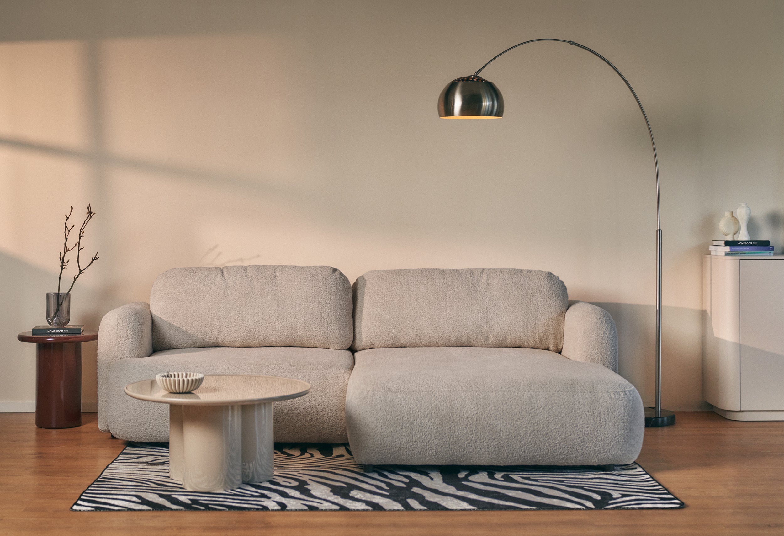 Ecksofa mit Schlaffunktion Tvoya L-förmig, rechtsseitig, grau-beiges Bouclé