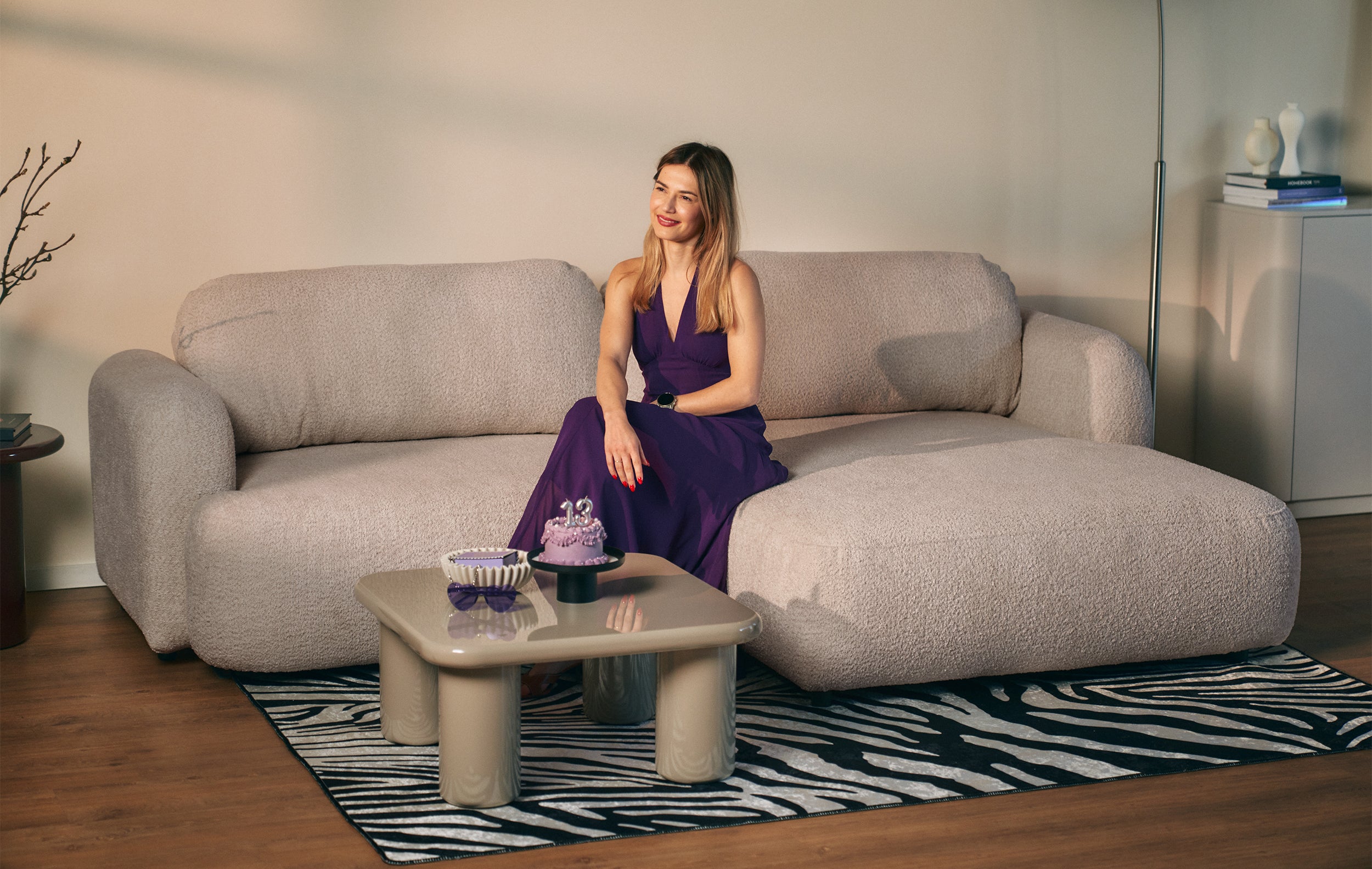 Ecksofa mit Schlaffunktion Tvoya L-förmig, rechtsseitig, grau-beiges Bouclé