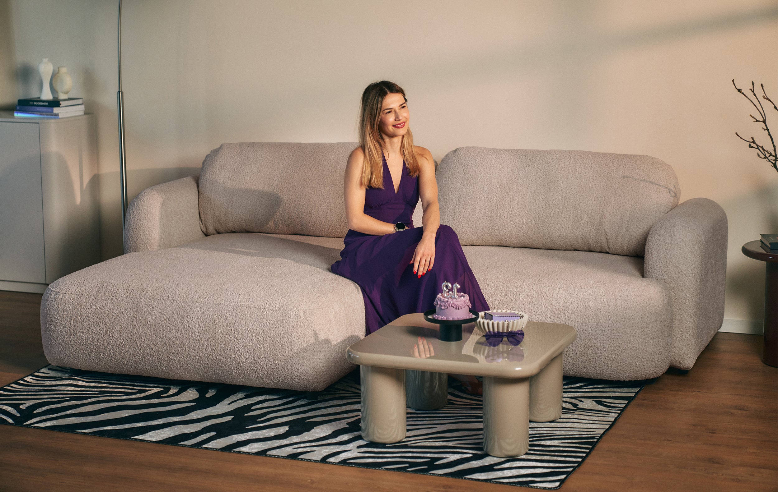 Ecksofa mit Schlafunktion Tvoya, L-förmig, linksseitig, grau-beiges Bouclé