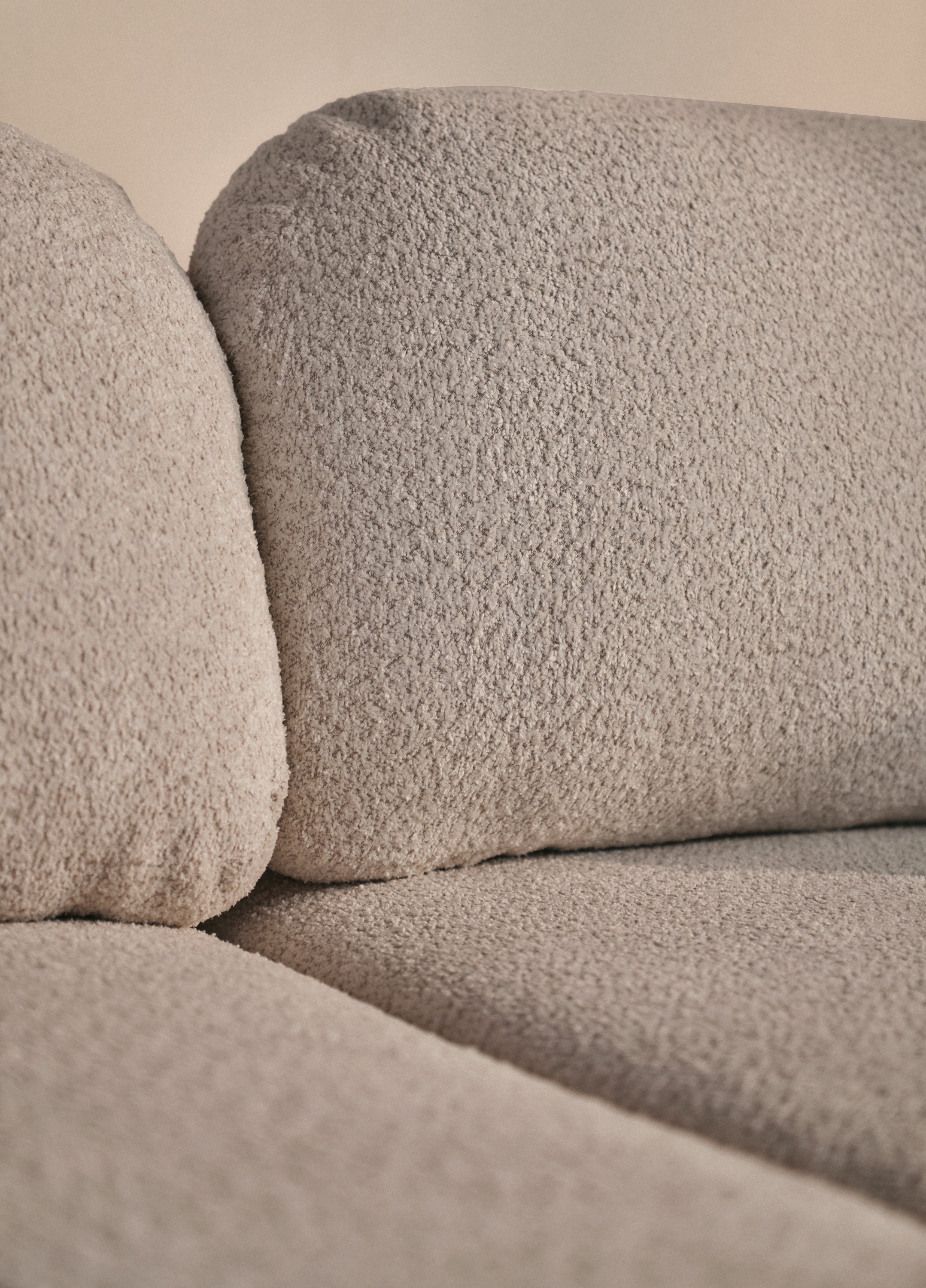 Ecksofa mit Schlafunktion Tvoya, L-förmig, linksseitig, grau-beiges Bouclé
