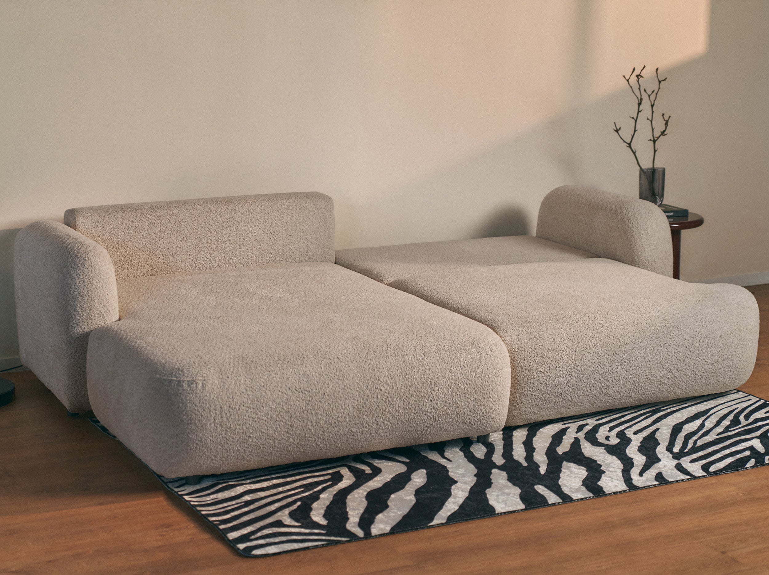 Ecksofa mit Schlafunktion Tvoya, L-förmig, linksseitig, grau-beiges Bouclé