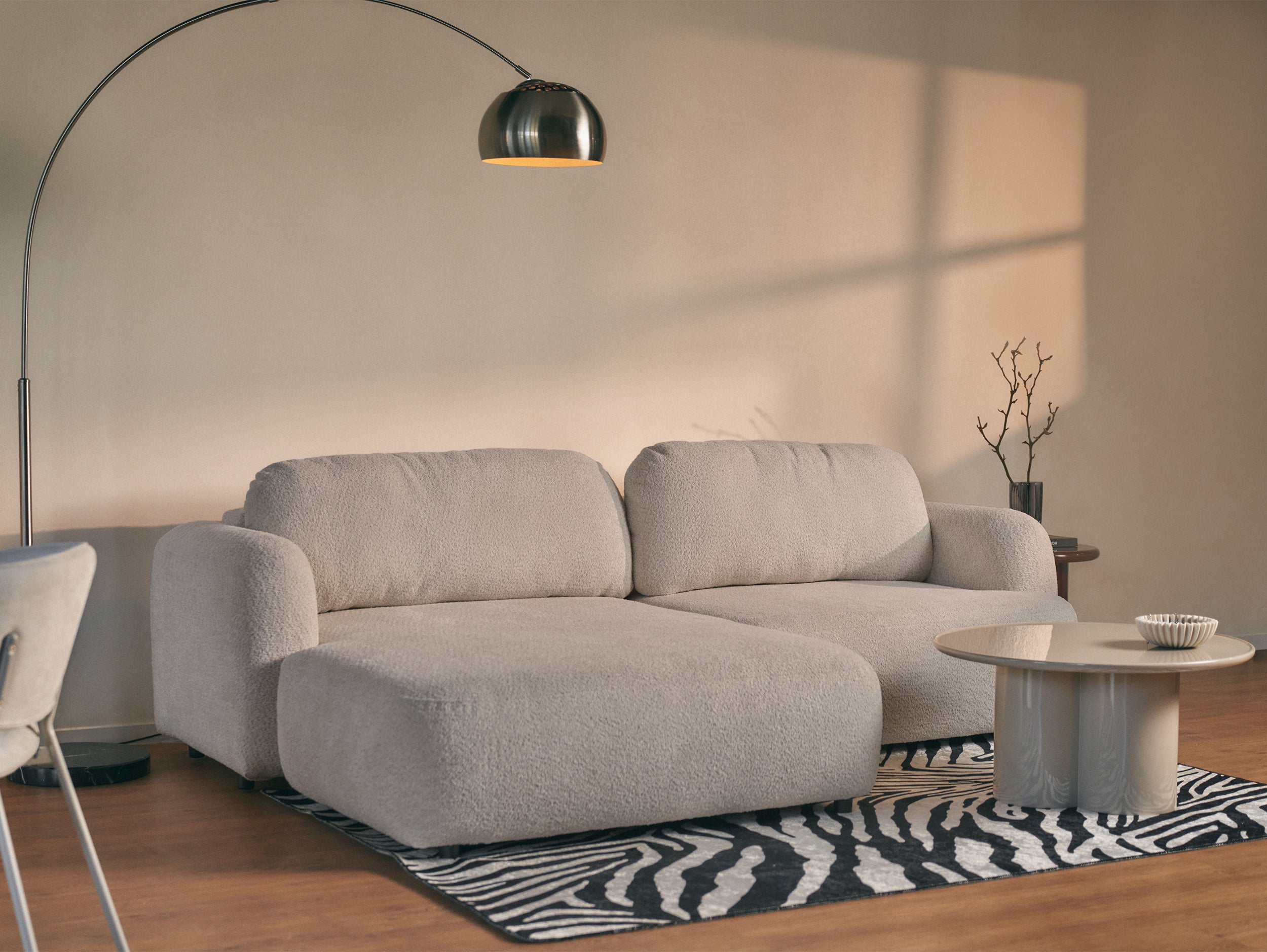 Ecksofa mit Schlafunktion Tvoya, L-förmig, linksseitig, grau-beiges Bouclé