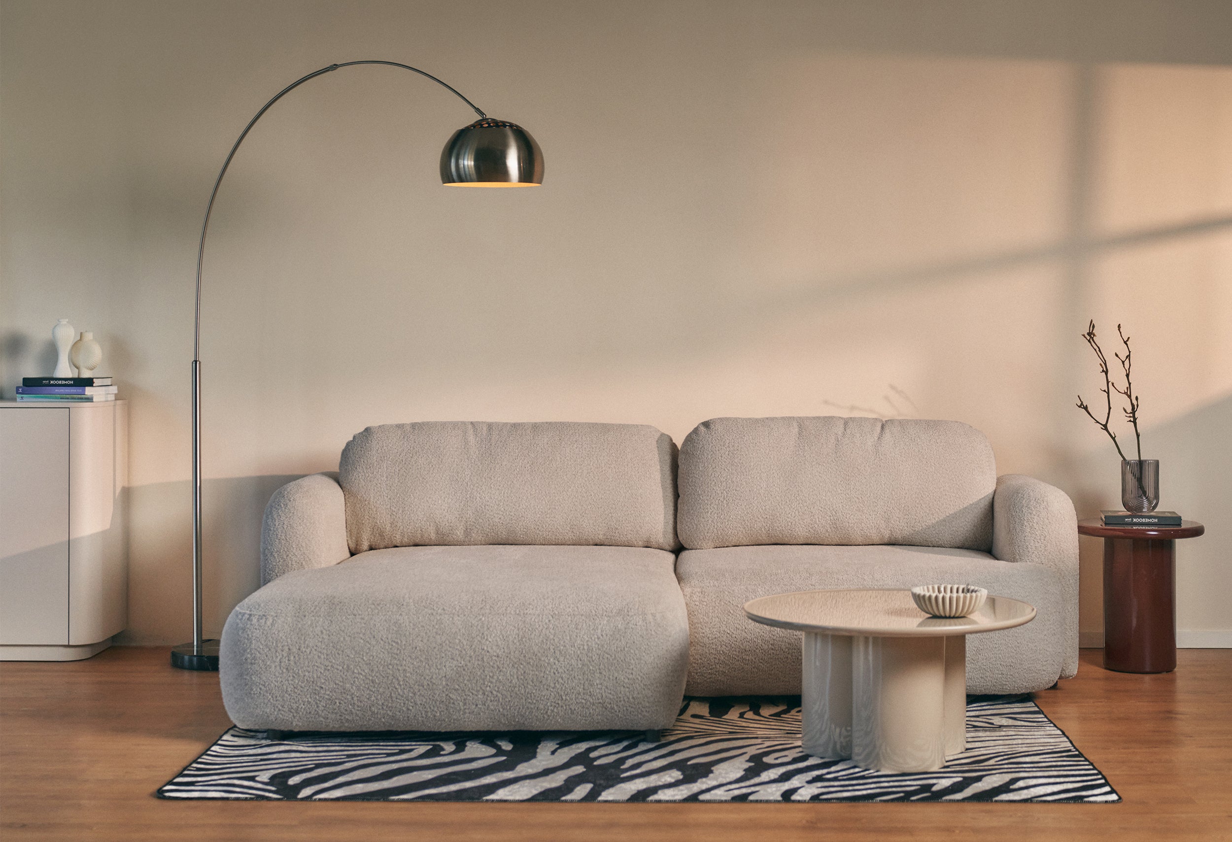 Ecksofa mit Schlafunktion Tvoya, L-förmig, linksseitig, grau-beiges Bouclé