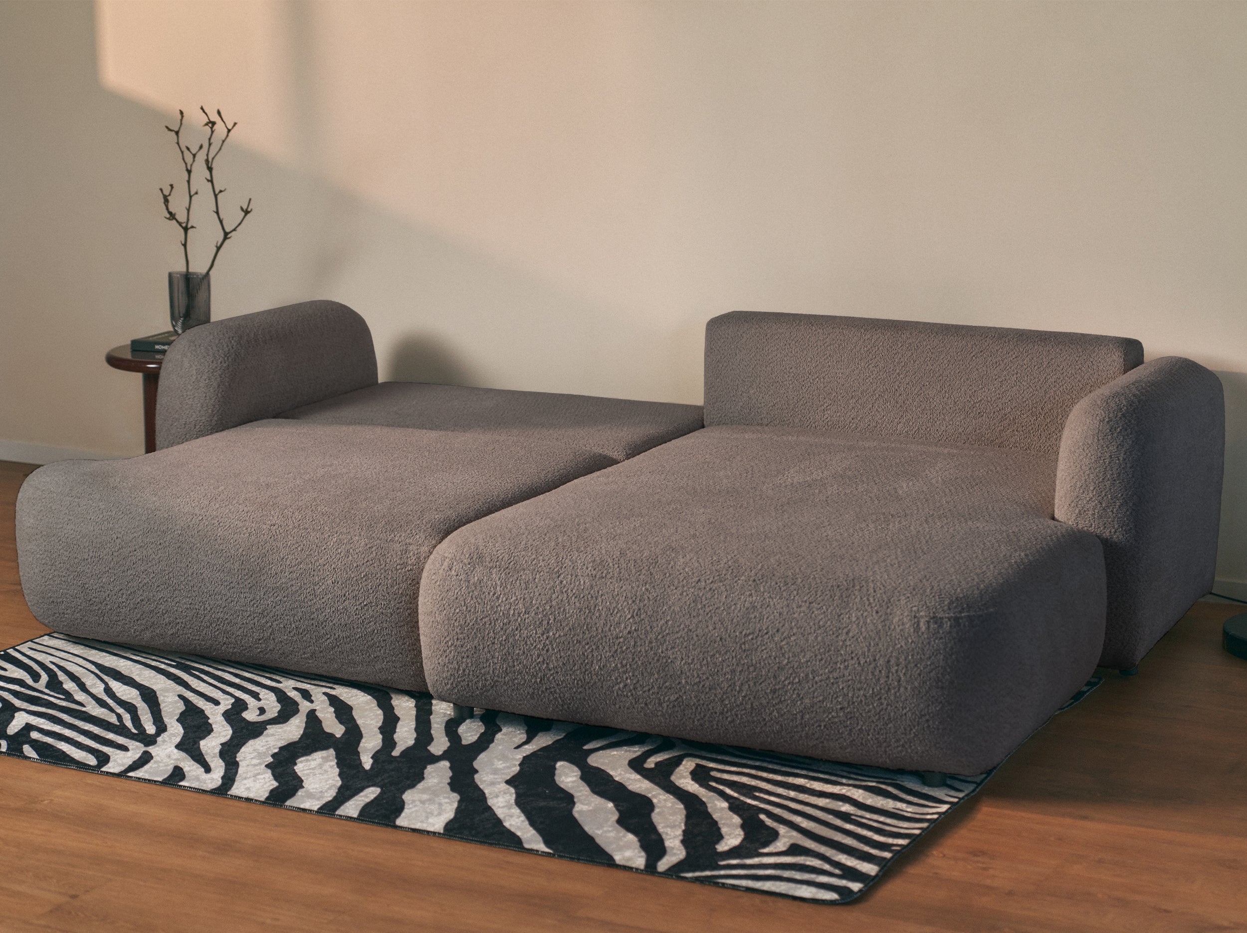 Ecksofa mit Schlaffunktion Tvoya, L-förmig, rechtsseitig, grau-braun Bouclé