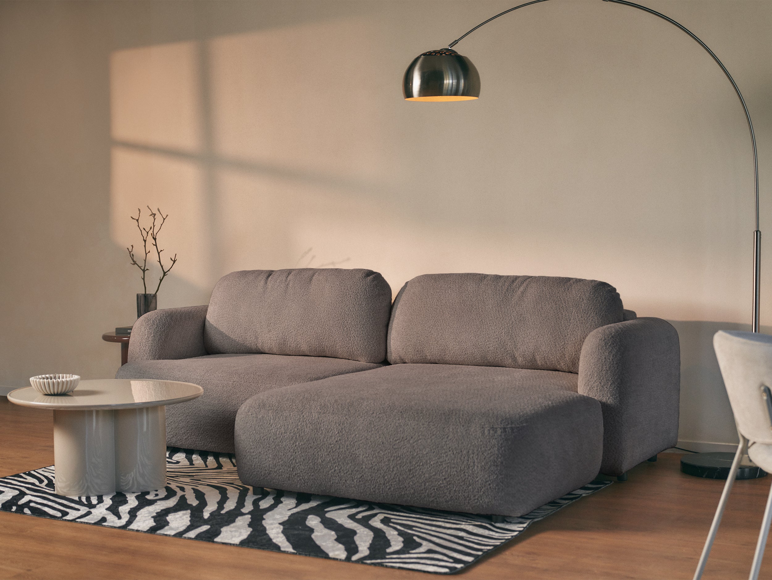 Ecksofa mit Schlaffunktion Tvoya, L-förmig, rechtsseitig, grau-braun Bouclé