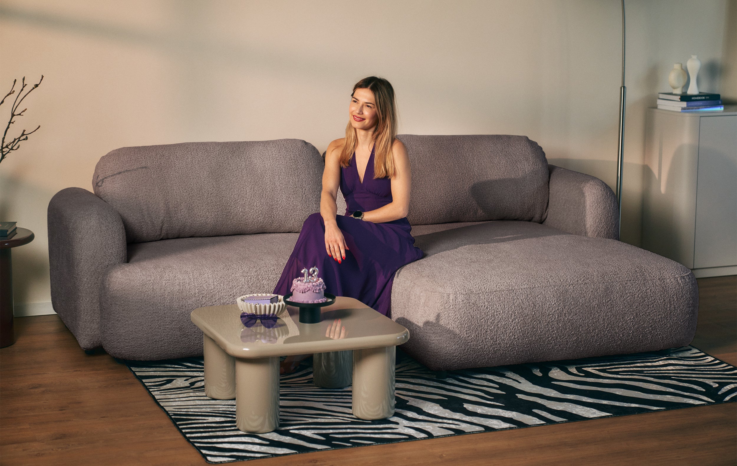 Ecksofa mit Schlaffunktion Tvoya, L-förmig, rechtsseitig, grau-braun Bouclé