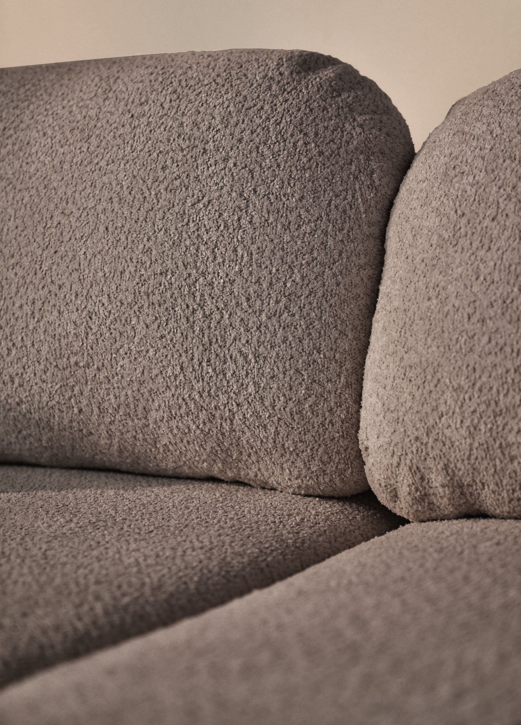 Ecksofa mit Schlaffunktion Tvoya, L-förmig, rechtsseitig, grau-braun Bouclé