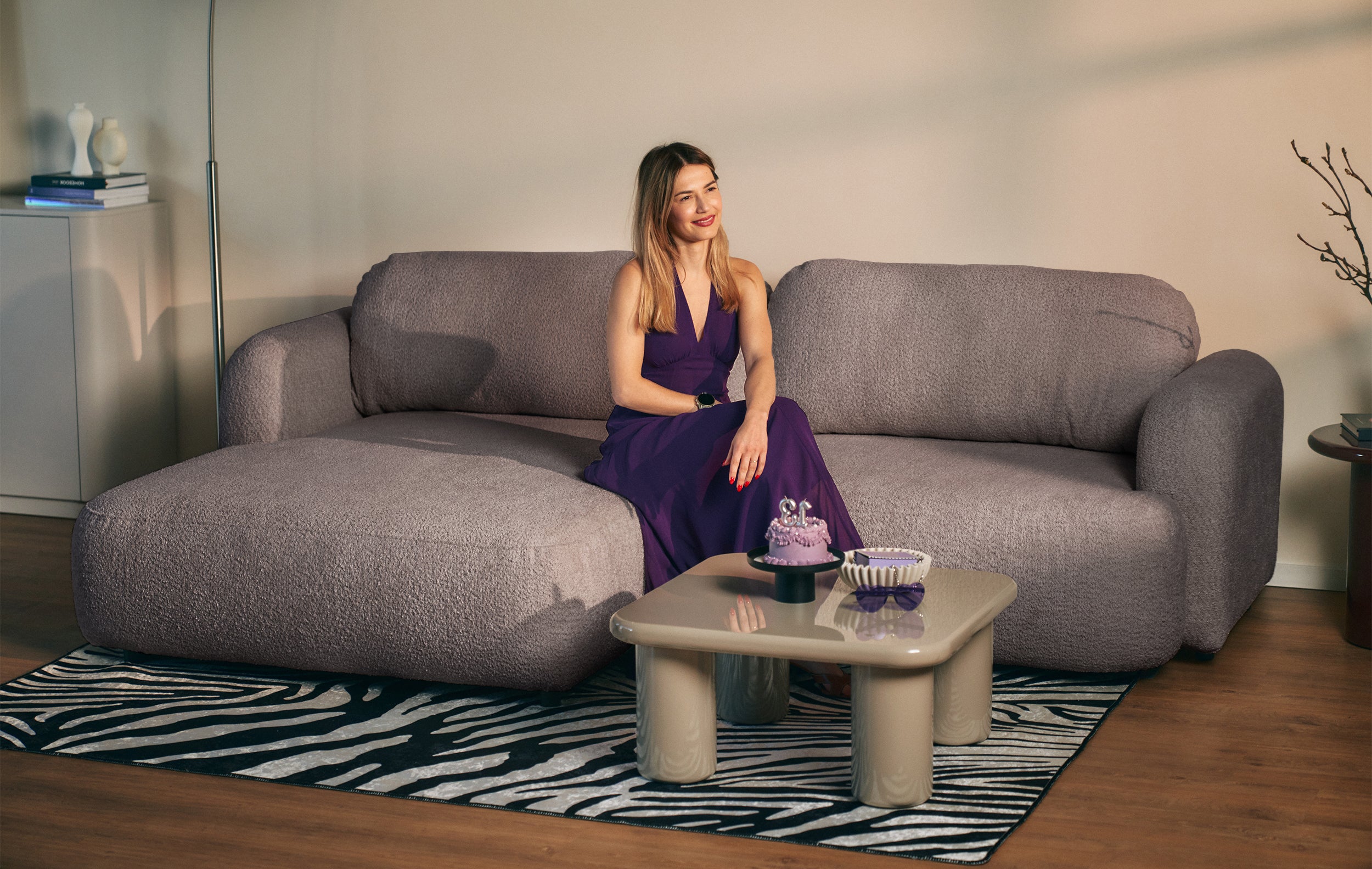Ecksofa mit Schlaffunktion Tvoya, L-förmig, linksseitig, grau-braunes Bouclé