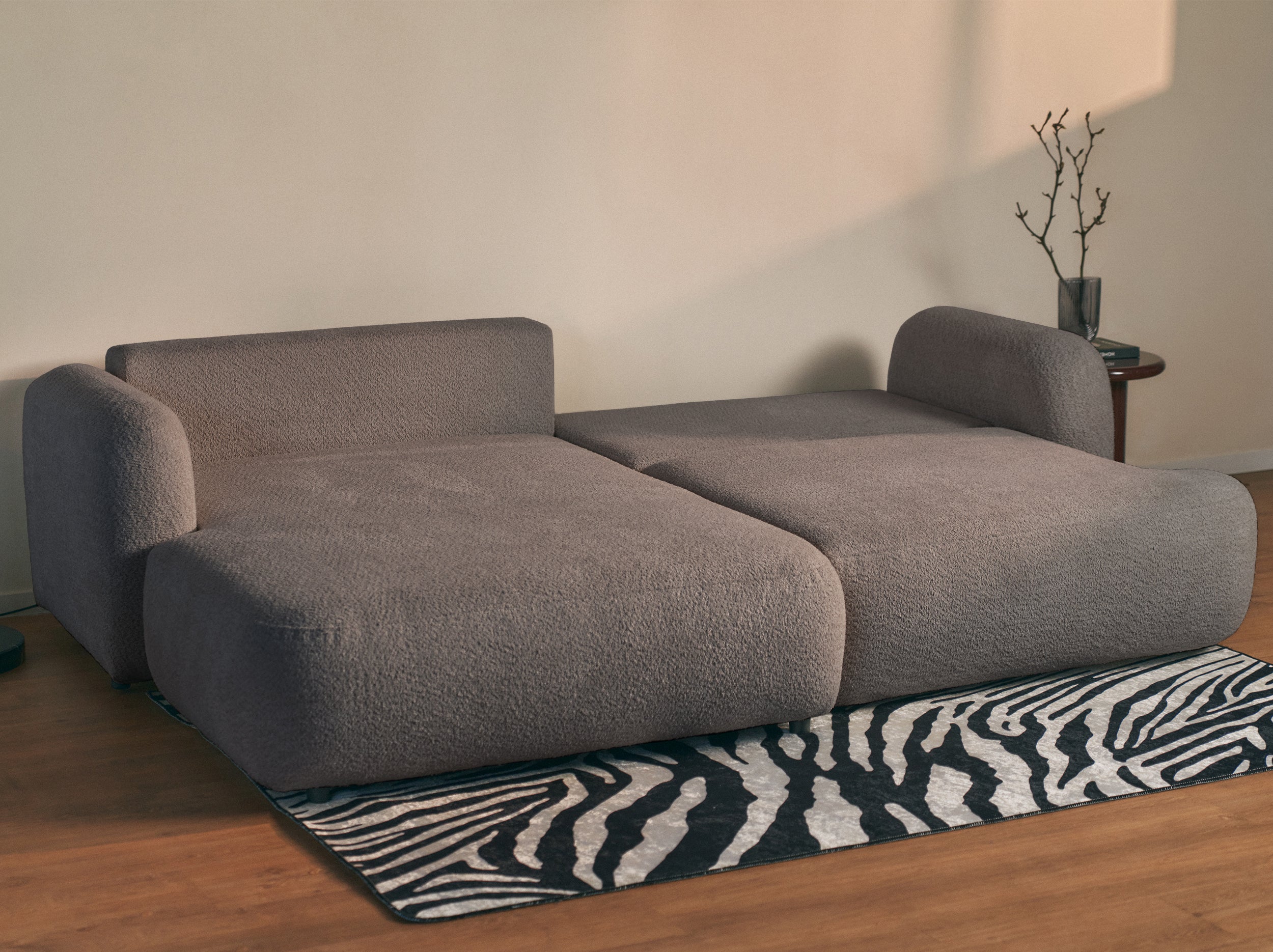 Ecksofa mit Schlaffunktion Tvoya, L-förmig, linksseitig, grau-braunes Bouclé