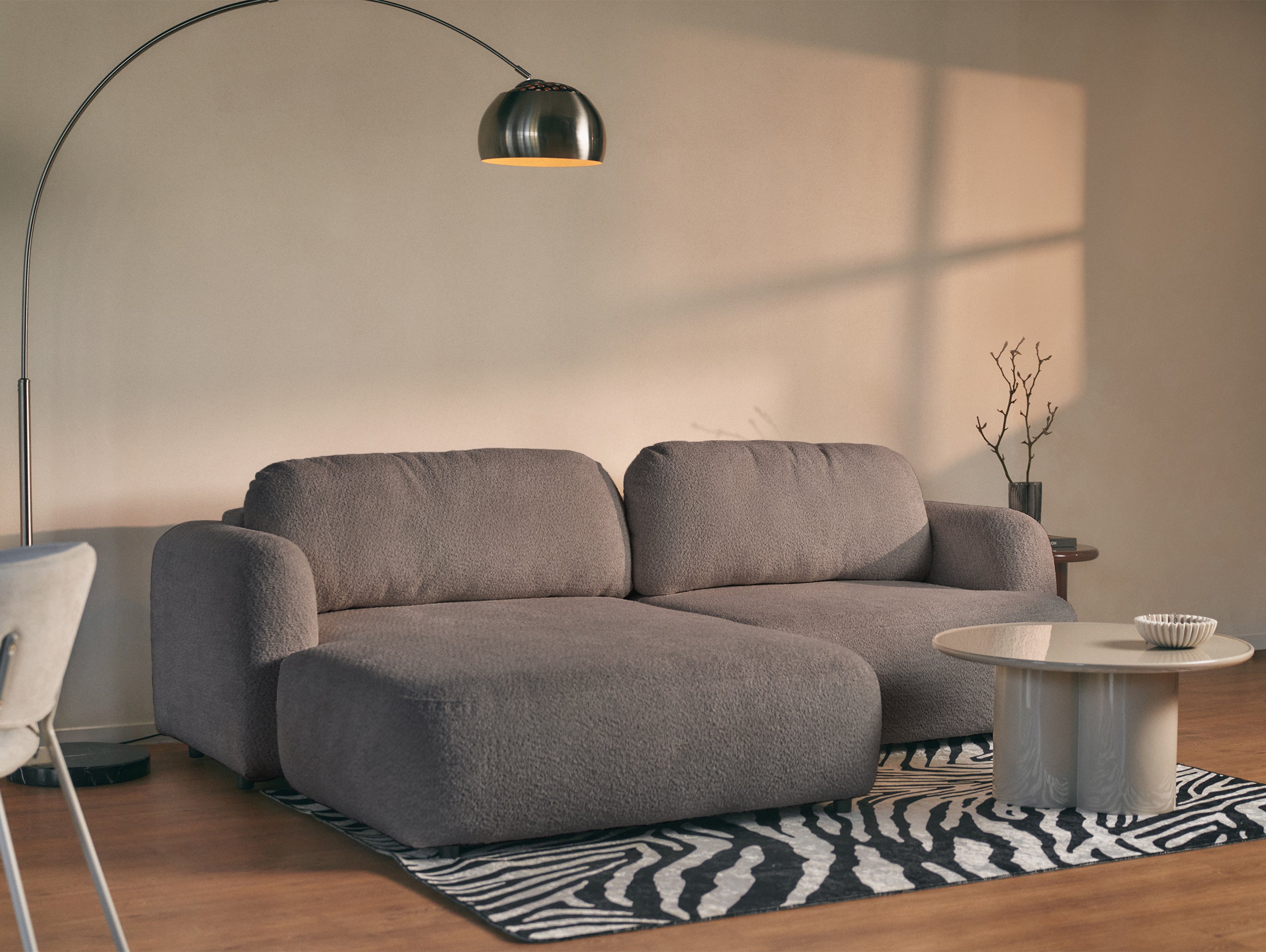 Ecksofa mit Schlaffunktion Tvoya, L-förmig, linksseitig, grau-braunes Bouclé