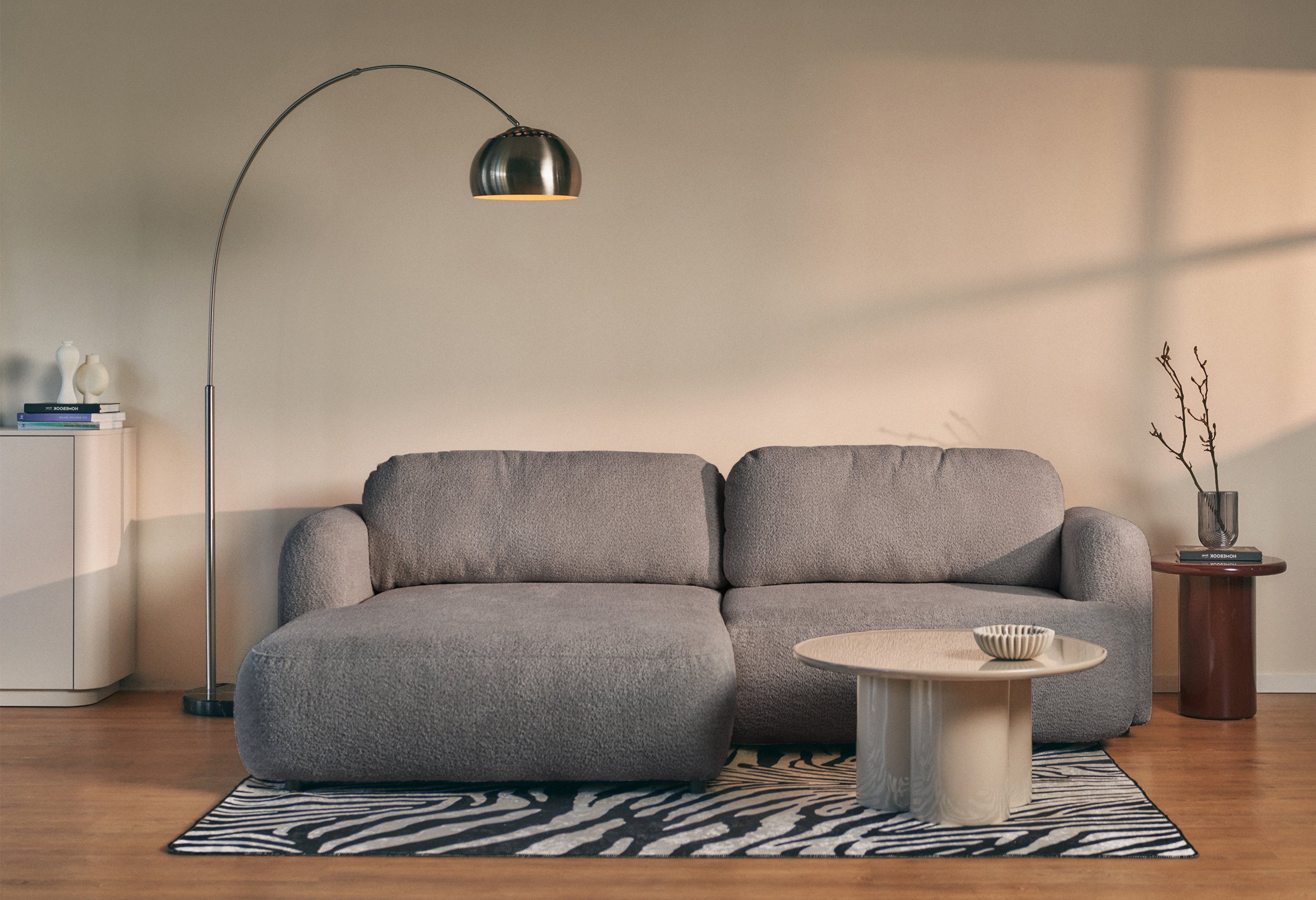 Ecksofa mit Schlaffunktion Tvoya, L-förmig, linksseitig, grau-braunes Bouclé