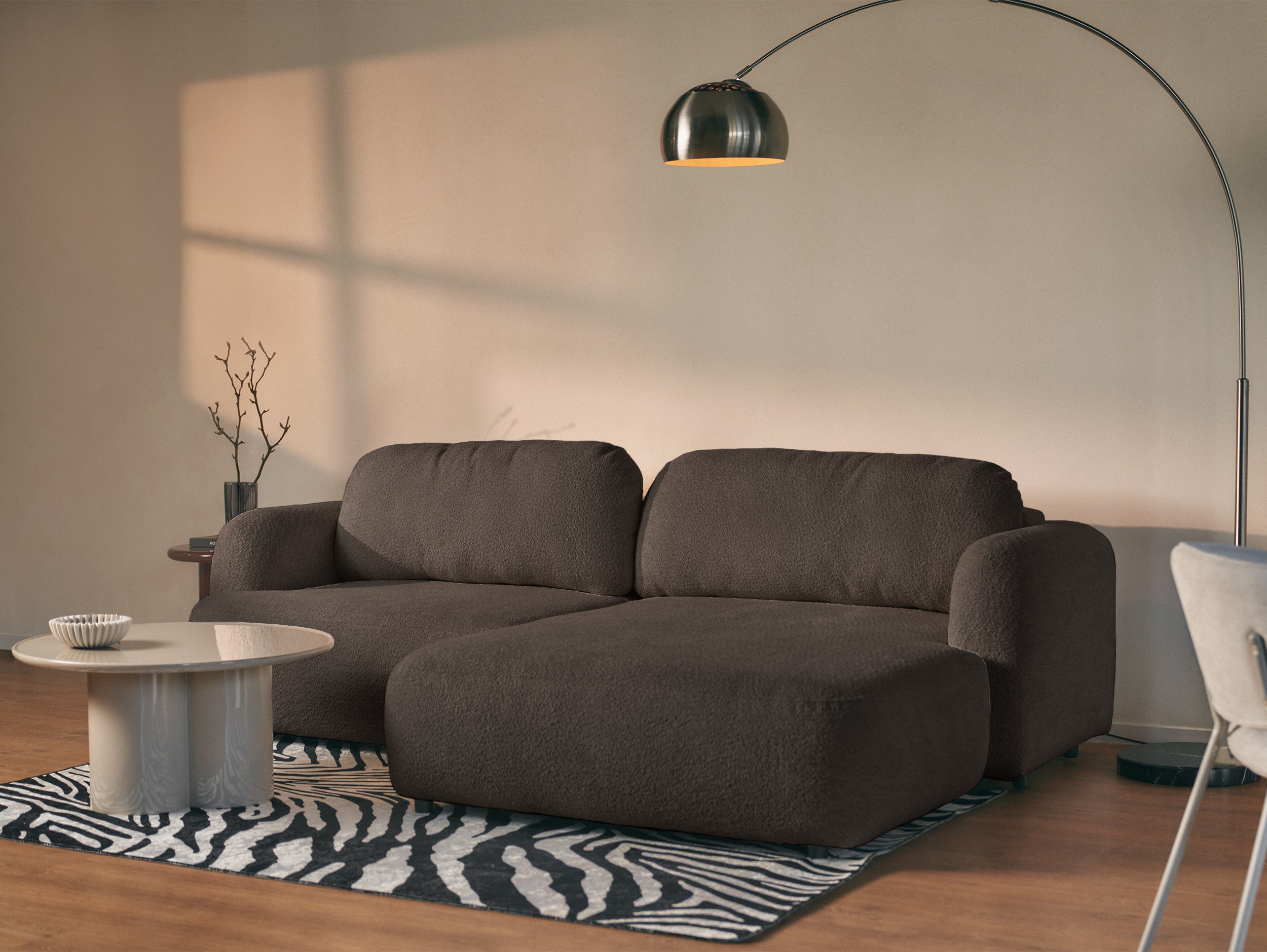Ecksofa mit Schlaffunktion Tvoya, L-förmig, rechtsseitig, braunes Bouclé
