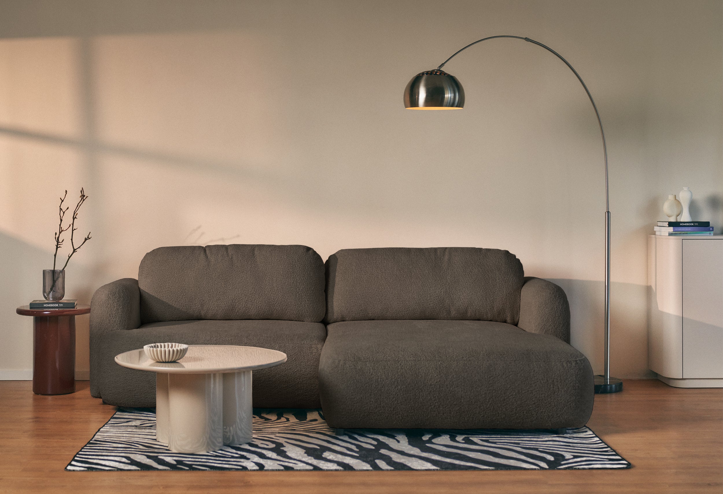 Ecksofa mit Schlaffunktion Tvoya, L-förmig, rechtsseitig, braunes Bouclé