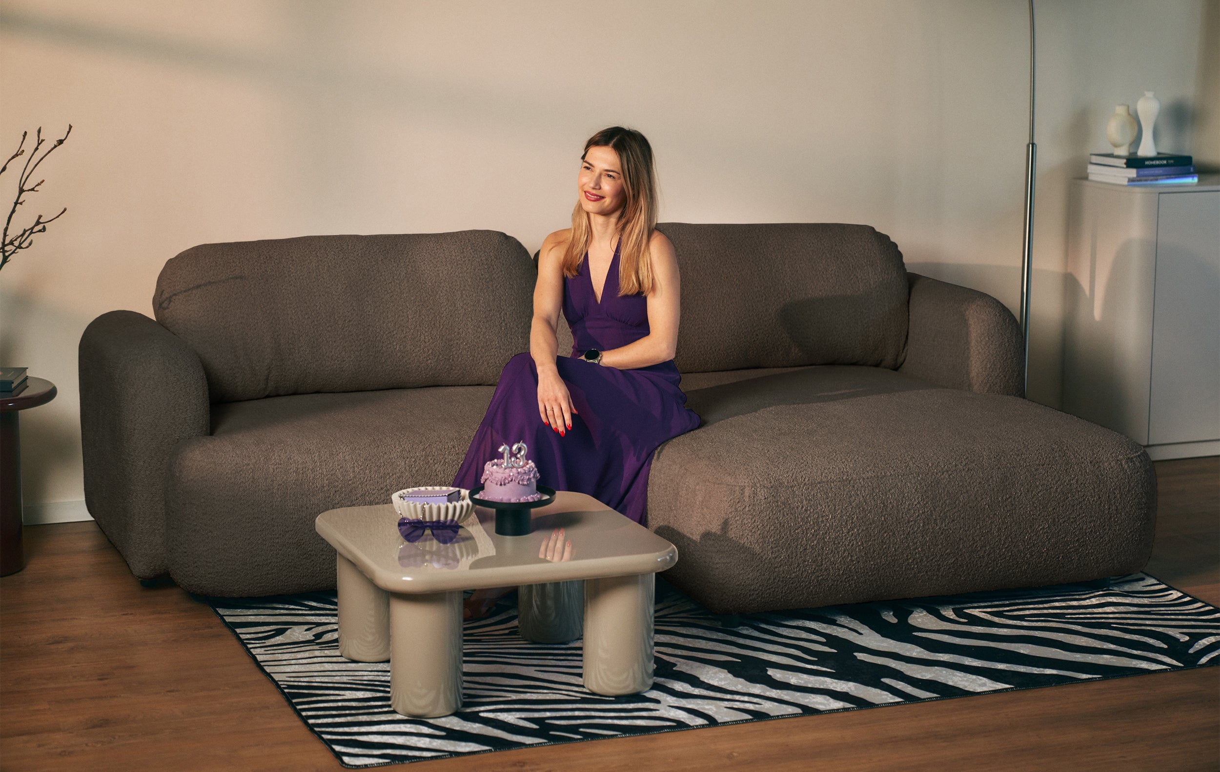 Ecksofa mit Schlaffunktion Tvoya, L-förmig, rechtsseitig, braunes Bouclé