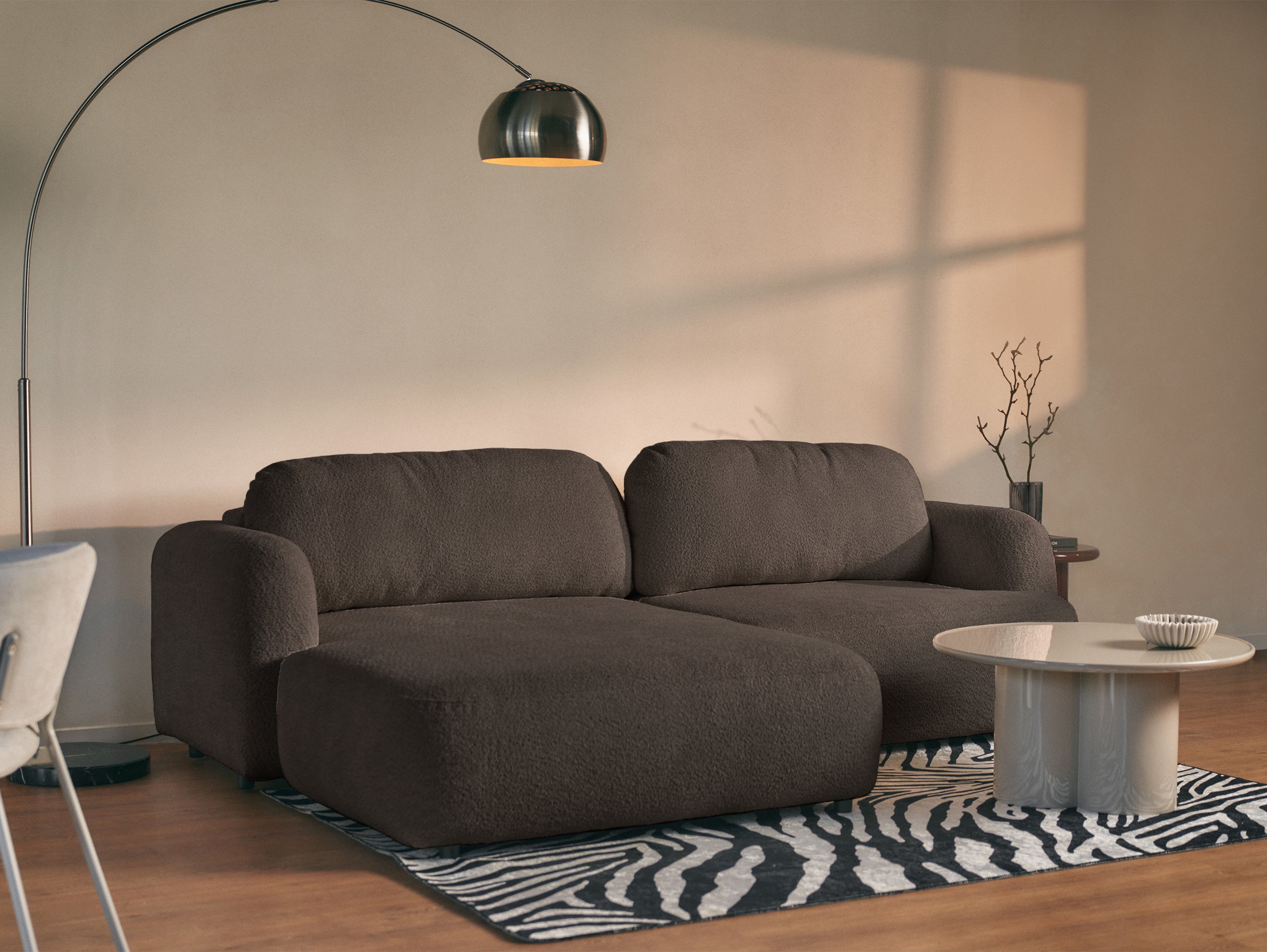 Ecksofa mit Schlaffunktion Tvoya, L-förmig, linksseitig, braunes Bouclé