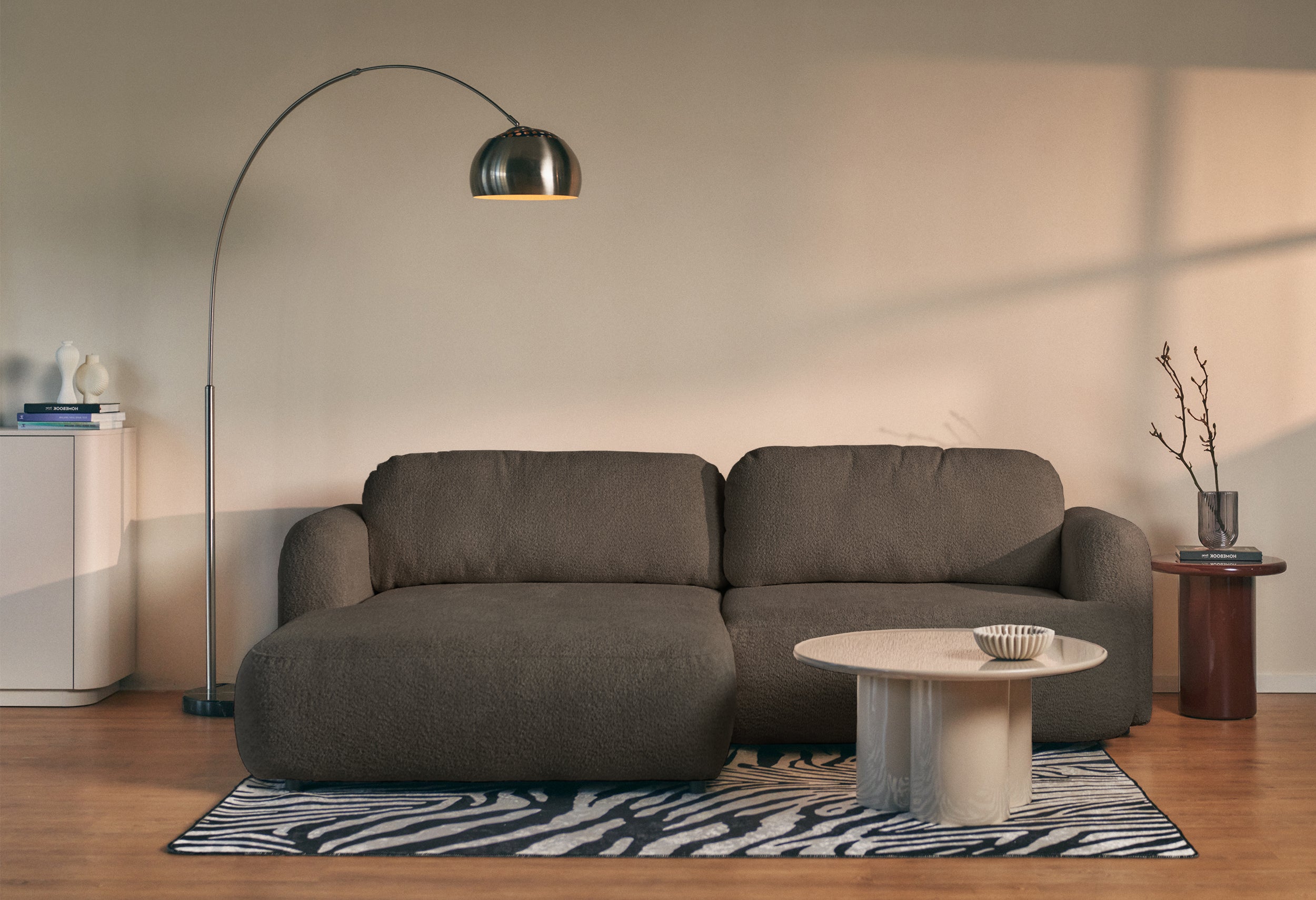 Ecksofa mit Schlaffunktion Tvoya, L-förmig, linksseitig, braunes Bouclé