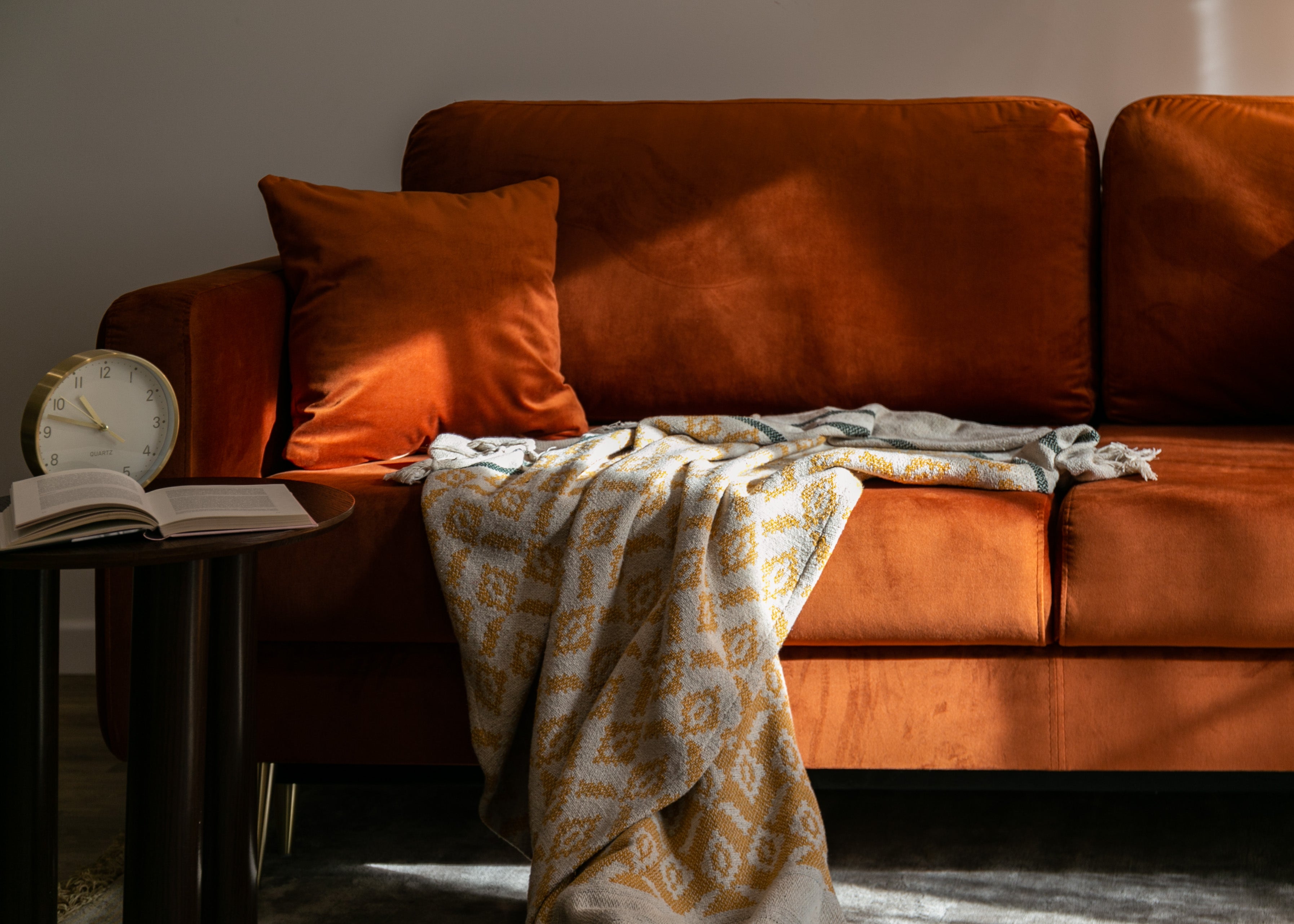 Dreisitziges ausklappbares Sofa Valico in kupferfarbenem Samt, wasserabweisend