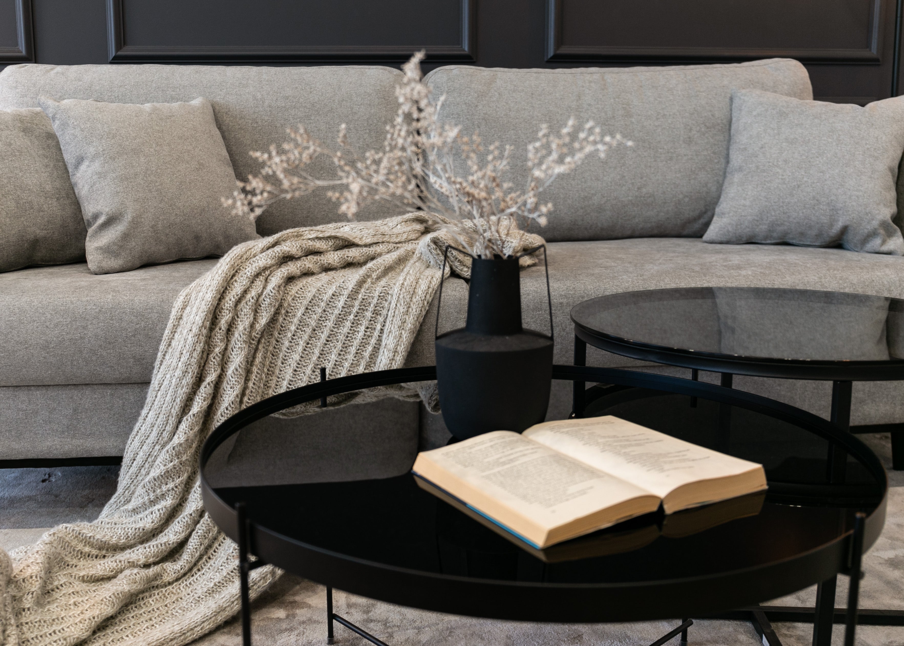 Ausziehbares Dreisitzer-Sofa Valico in Grau aus pflegeleichtem Chenille-Stoff, schwarze Beine